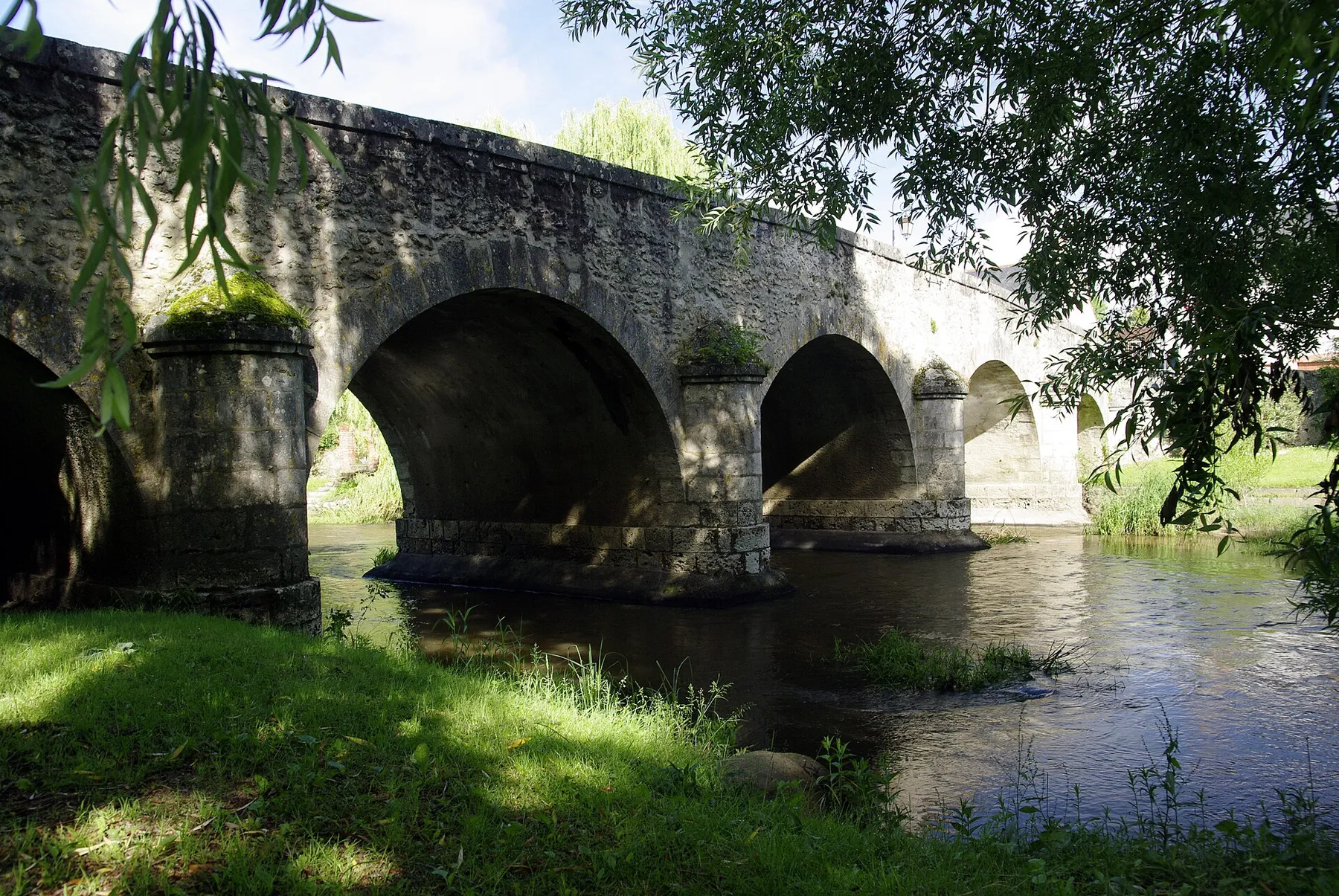 Le pont sur la rivière Cosson, à Huisseau-sur-Cosson, Loir-et-Cher.