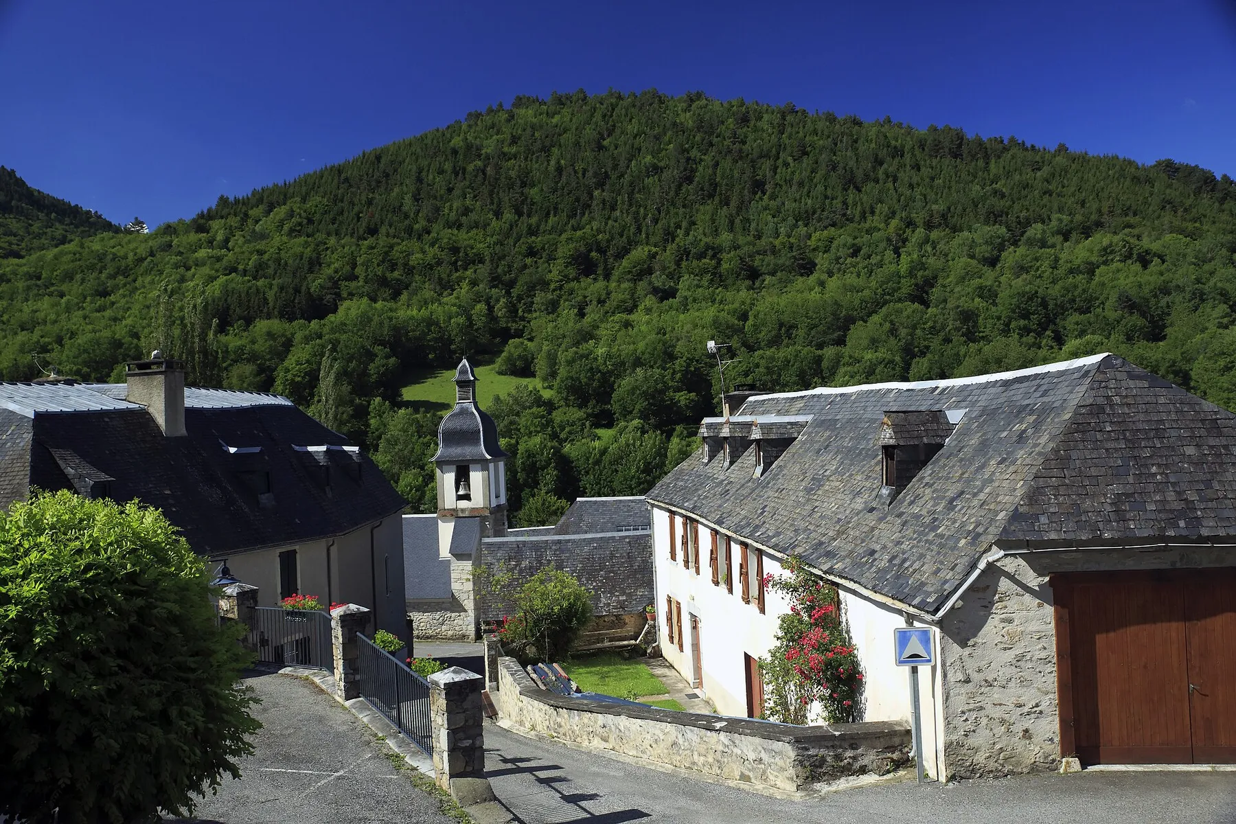 Talwärts Richtung Südwest, der Turm gehört zur Frauenkirche (Église Notre-Dame de Gouaux)