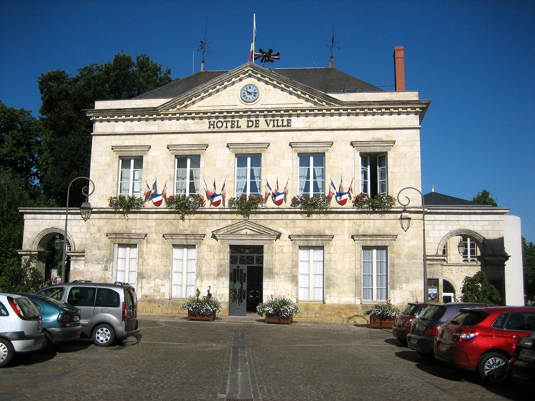 Hôtel de Ville de La Châtre en Berry. La façade date de 1836