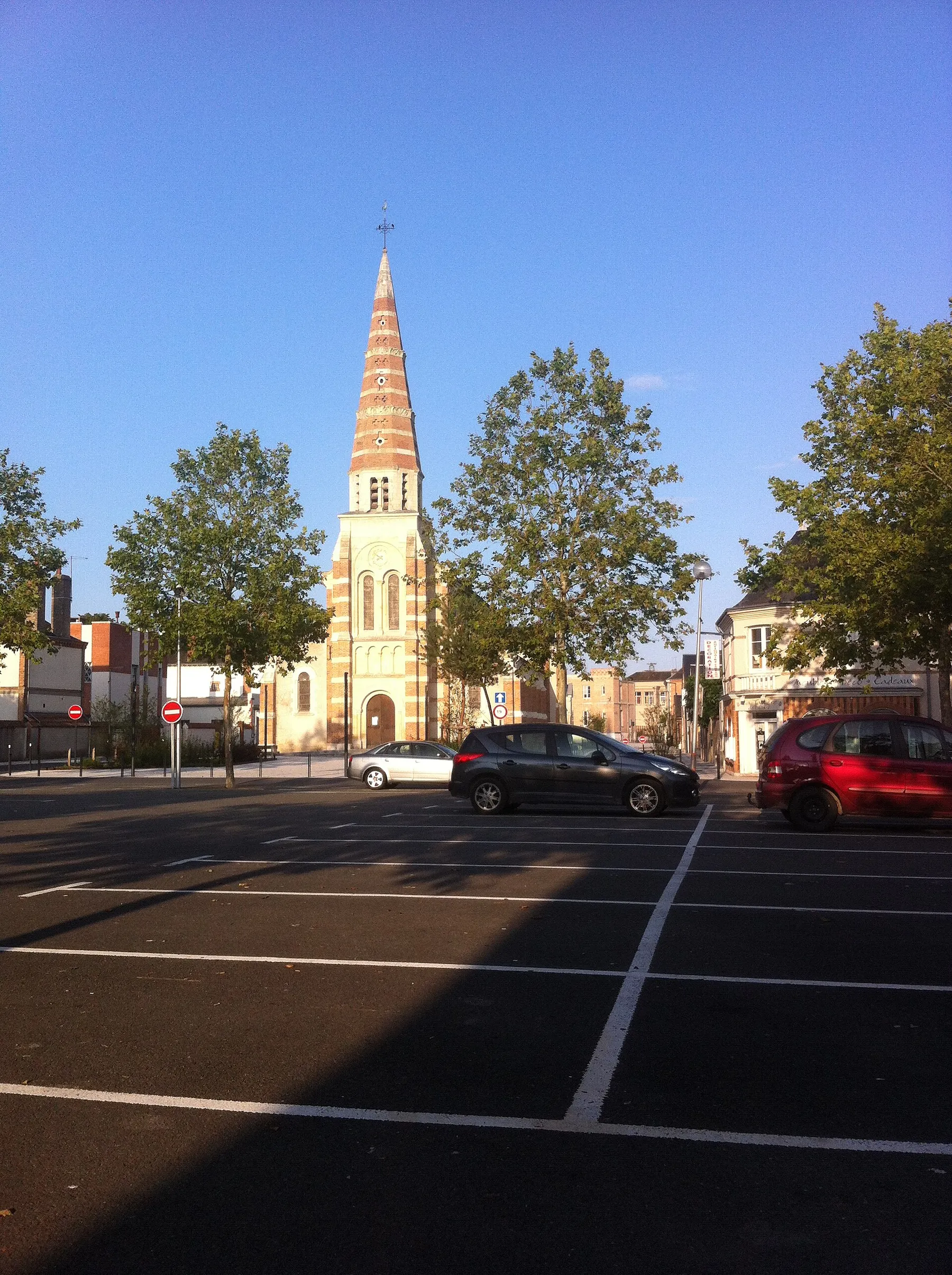 L'église Sainte Anne et la place du Marché.
