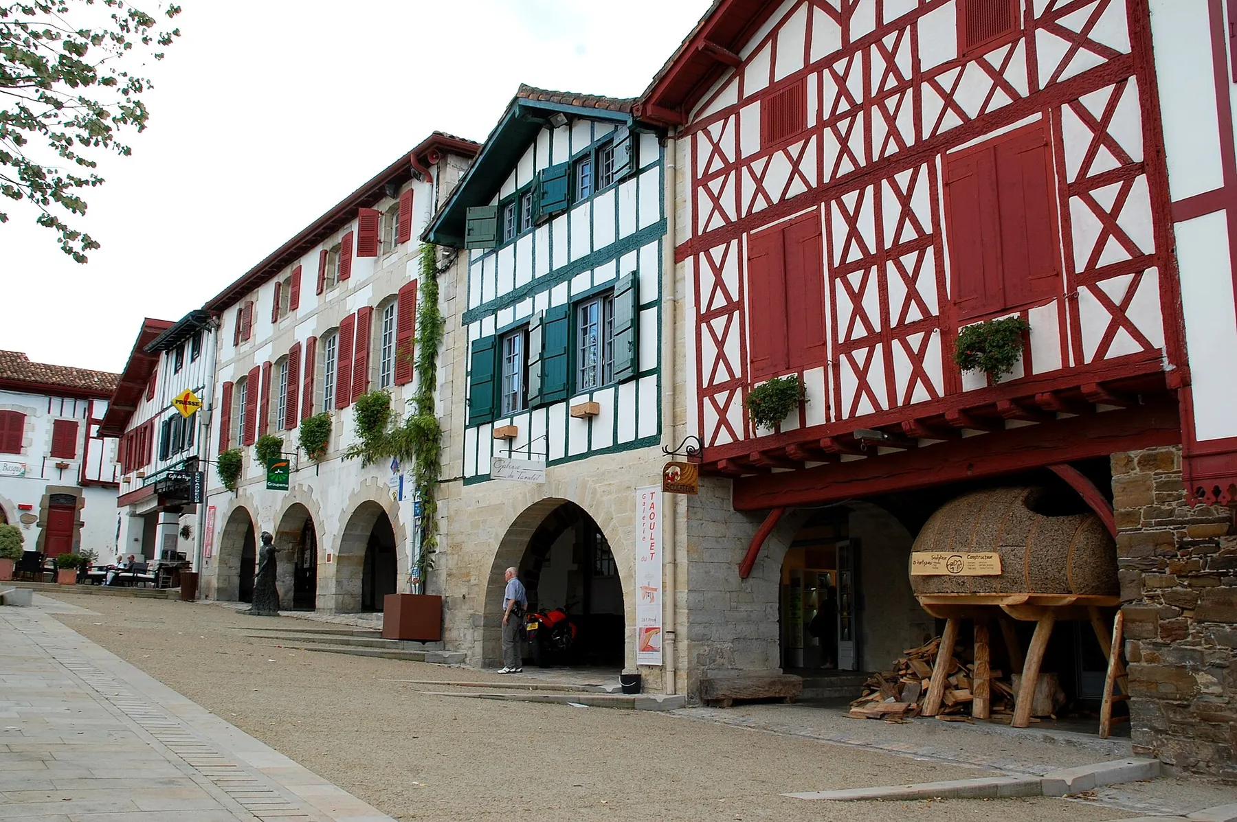 Place de la mairie in La Bastide-Clairence