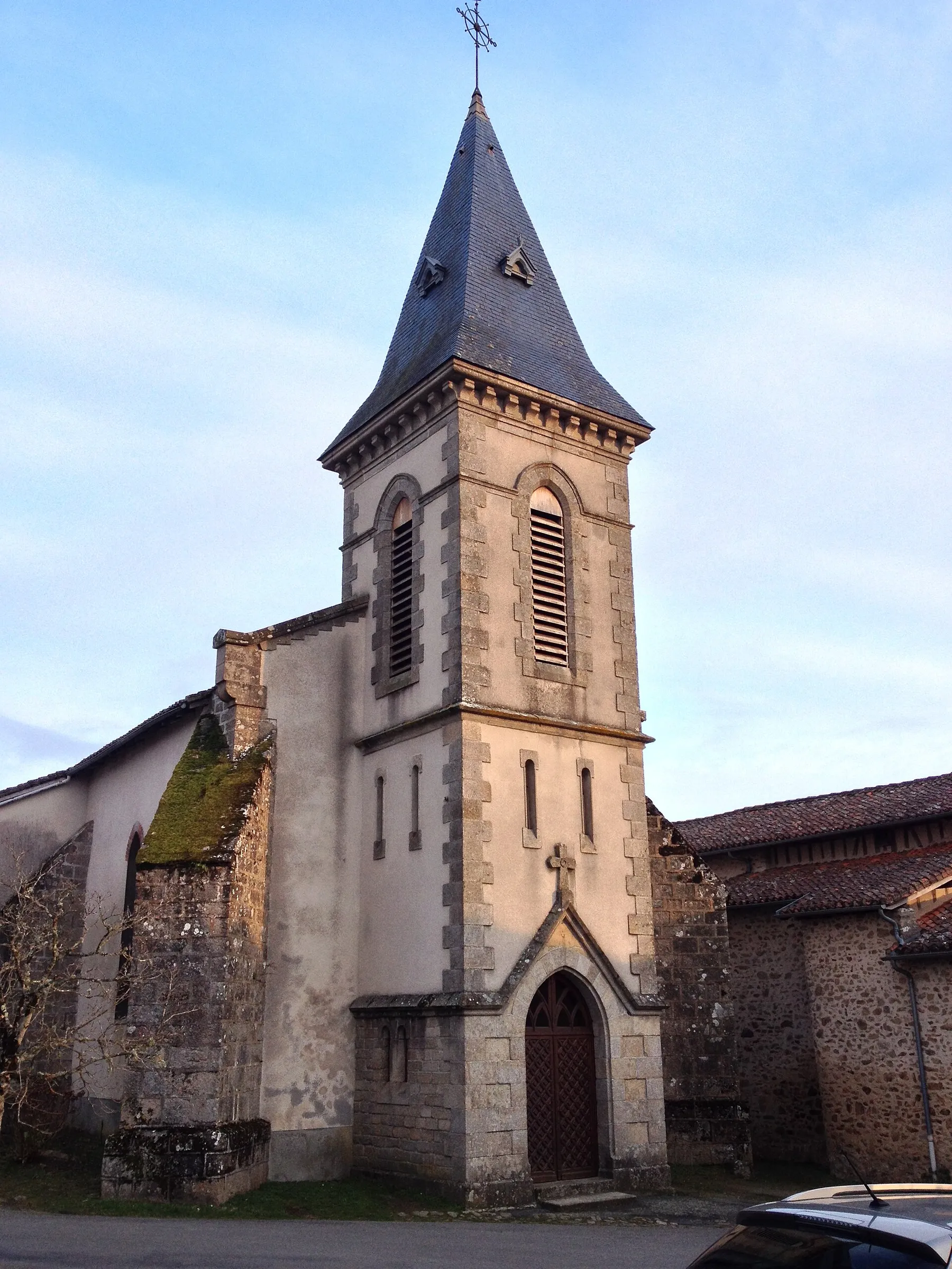 Le clocher de l'église de Saint-Priest-sous-Aixe, rue des Glycines.