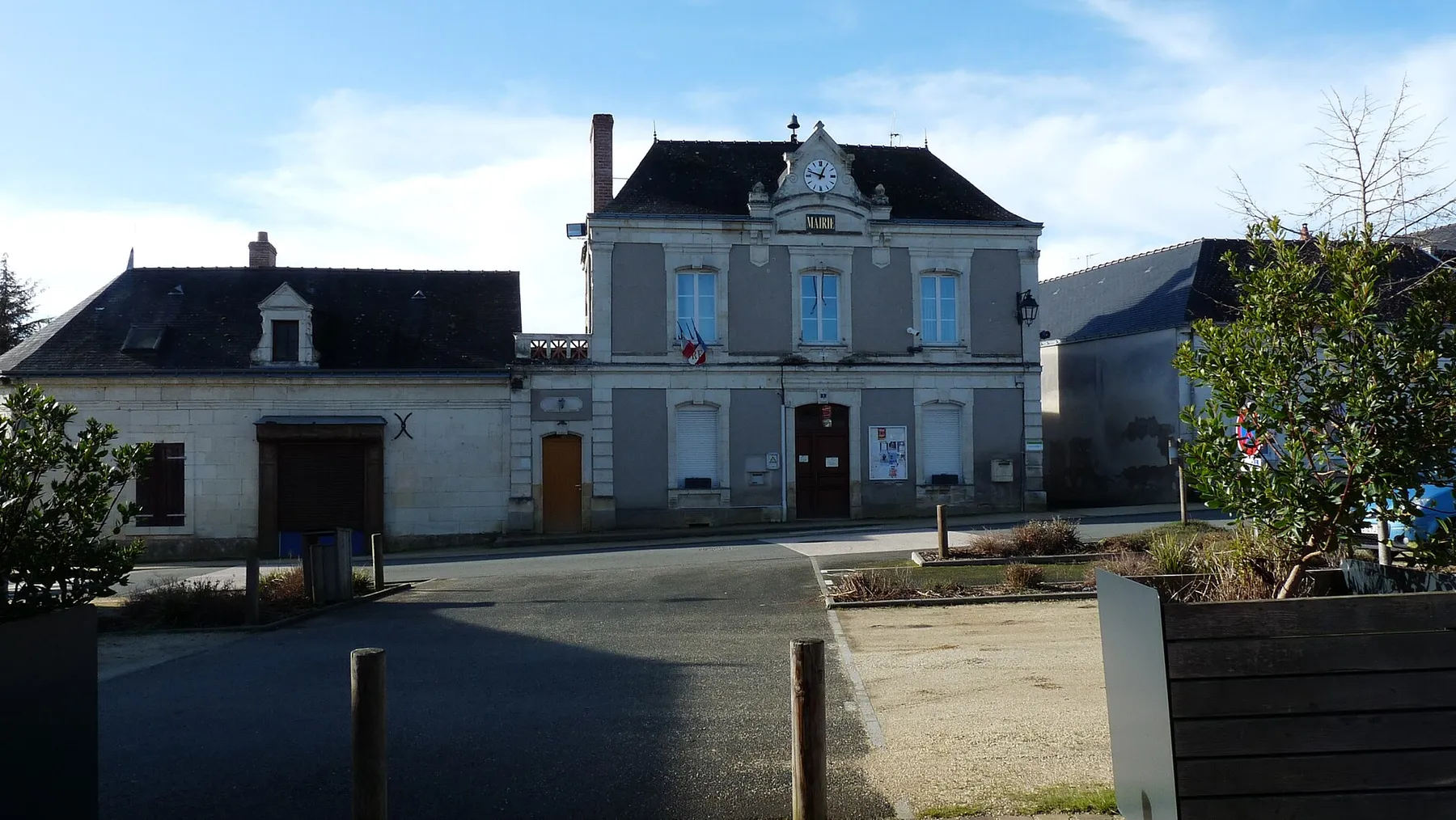 Extérieur de la mairie du Guédeniau (Maine-et-Loire, France).