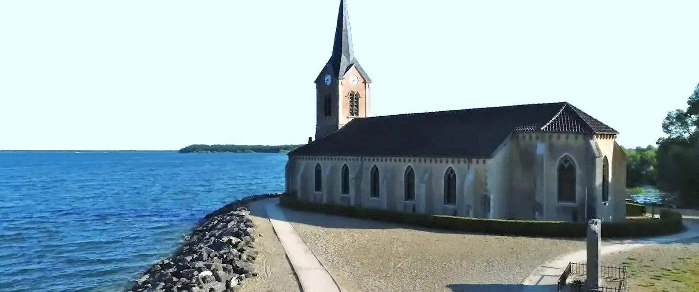 Le lac du Der-Chantecoq et l'église de Champaubert