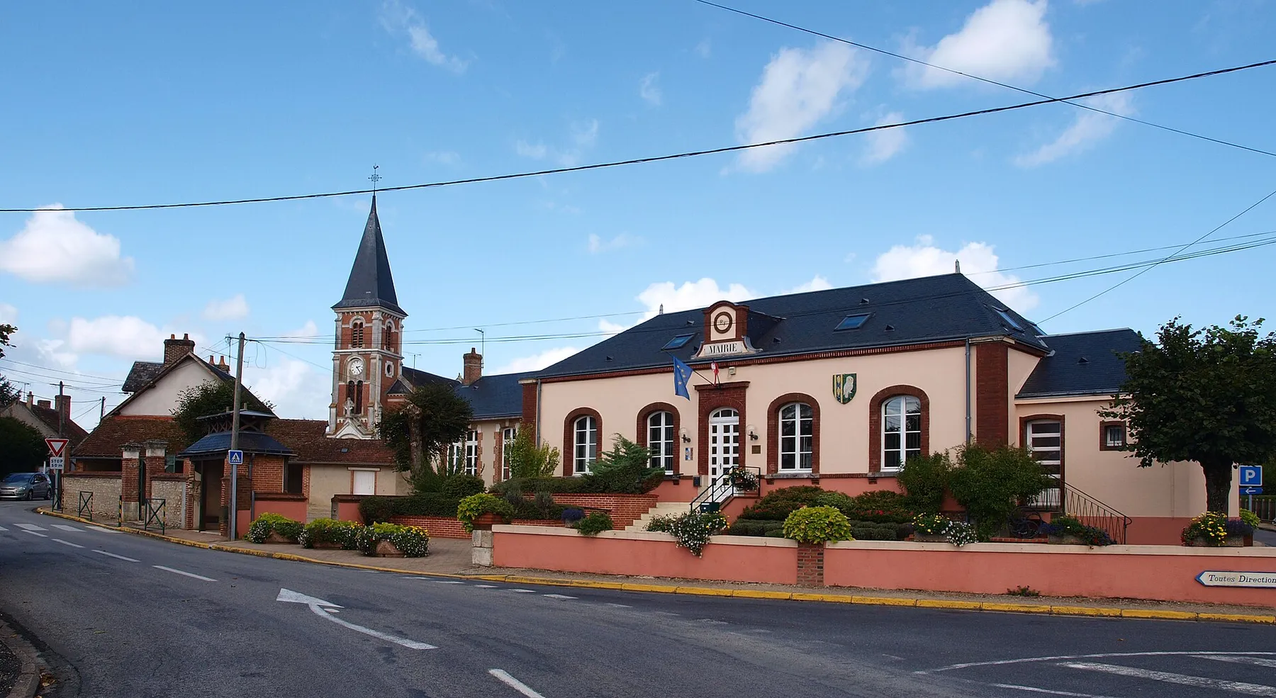 Les Choux (Loiret, France) ; mairie &amp;, au loin, le clocher.
