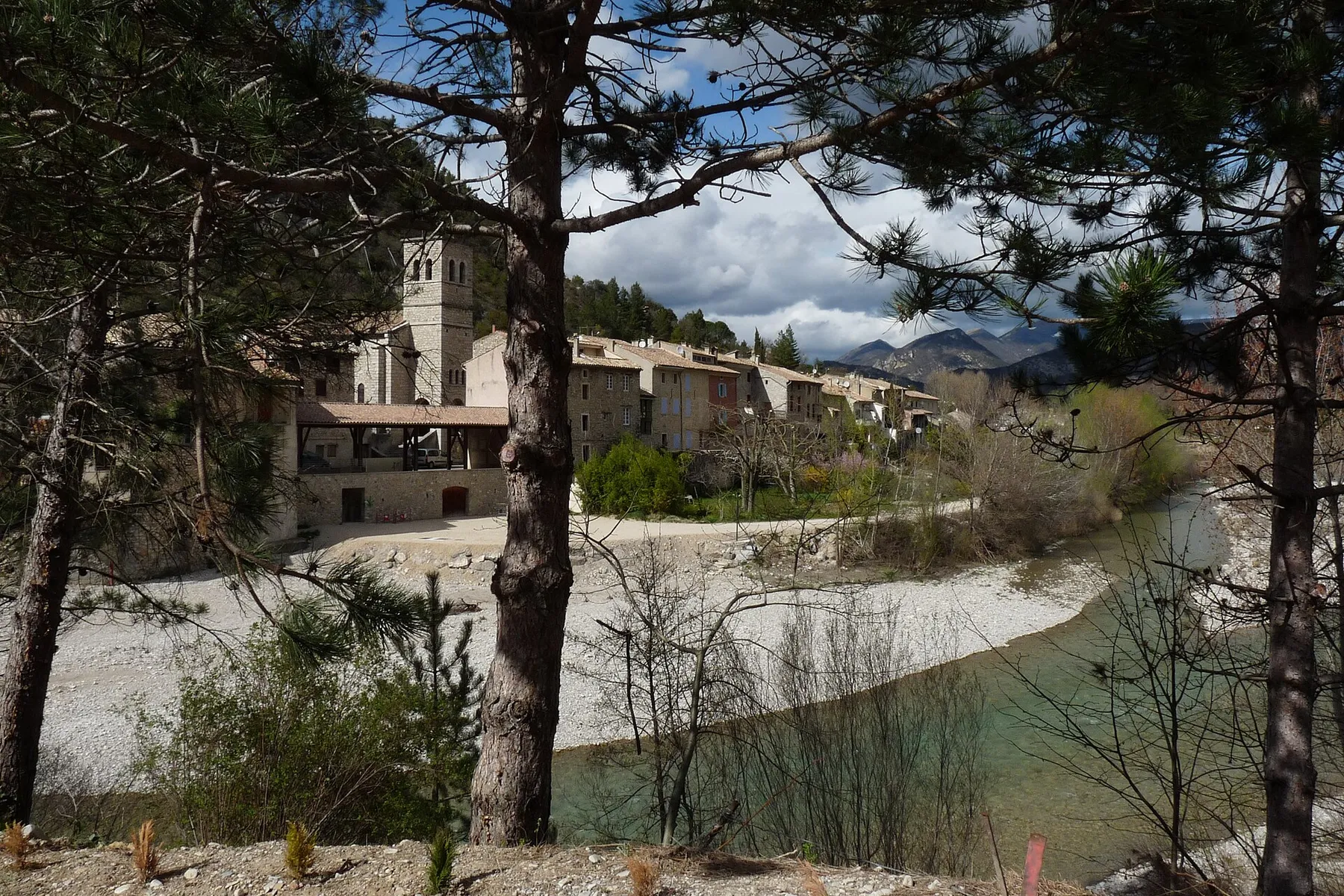 Vue du village depuis la place St Denis
