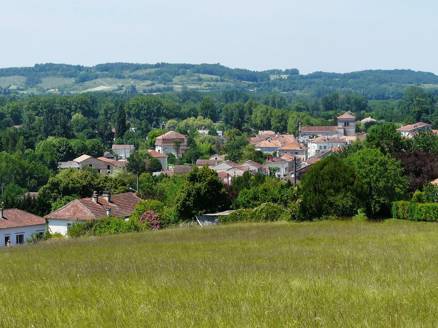 Le bourg de Lisle vu du sud-est, Dordogne, France.