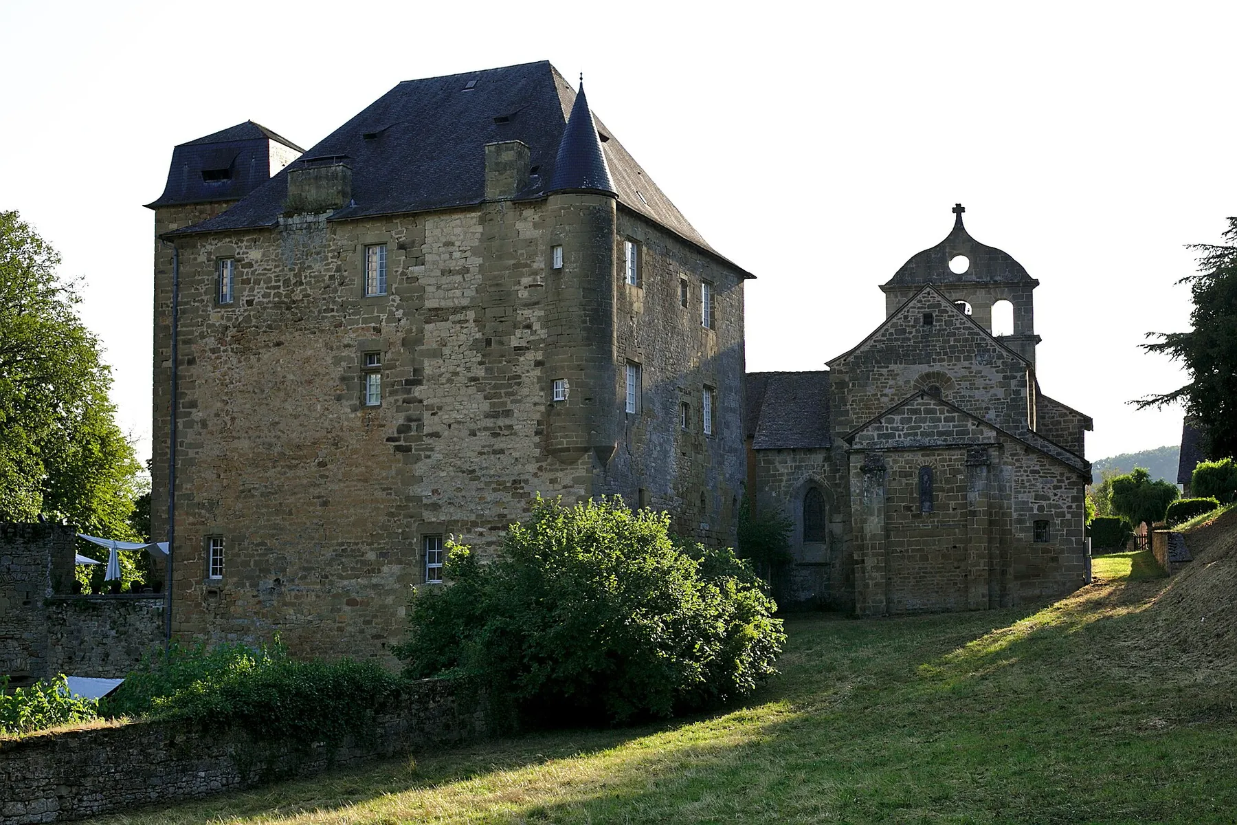 Le château de Lissac et l'église Saint-Pierre de Lissac-sur-Couze.