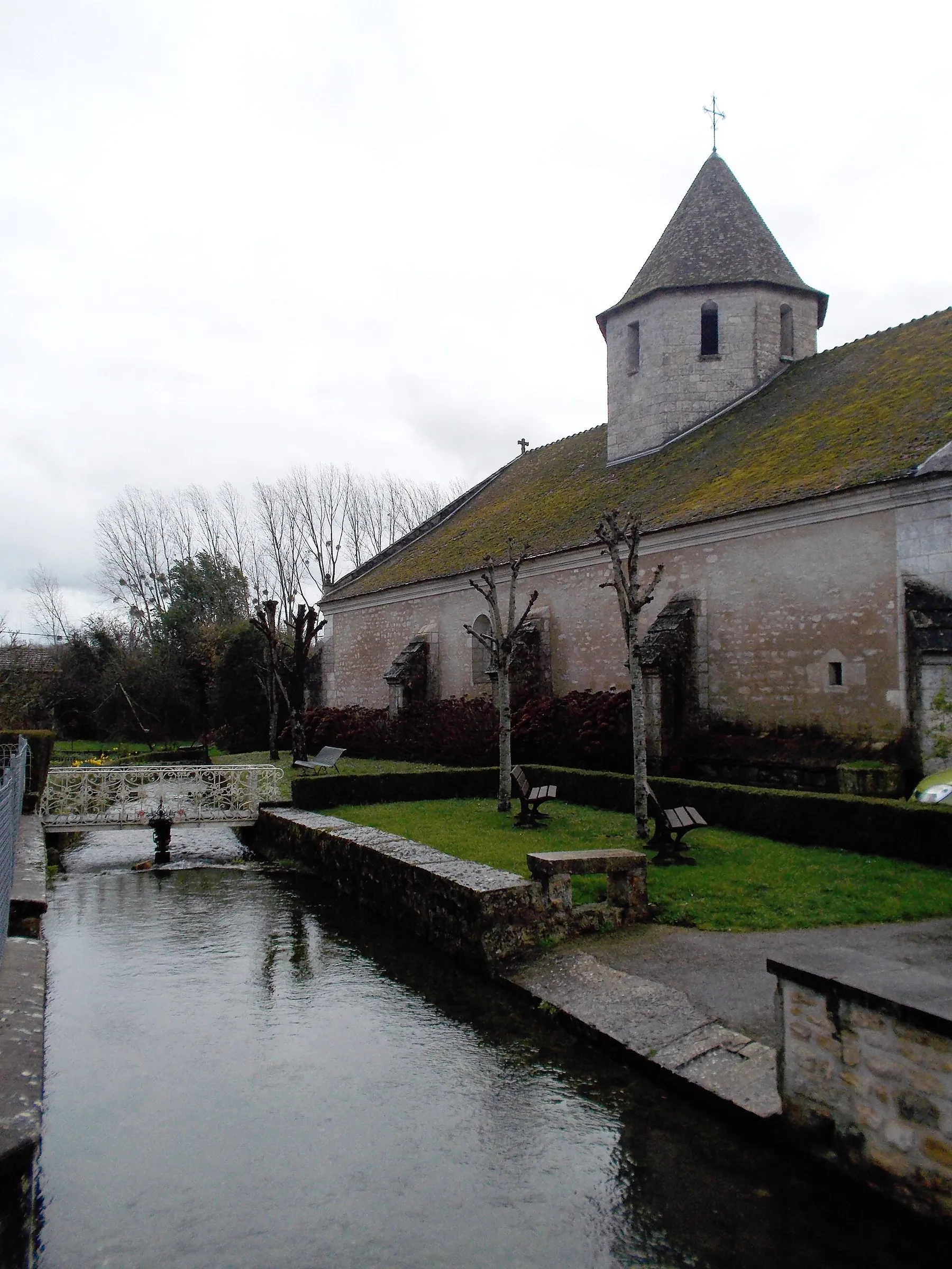 L'église et le canal de Lizant (Vienne, 86)