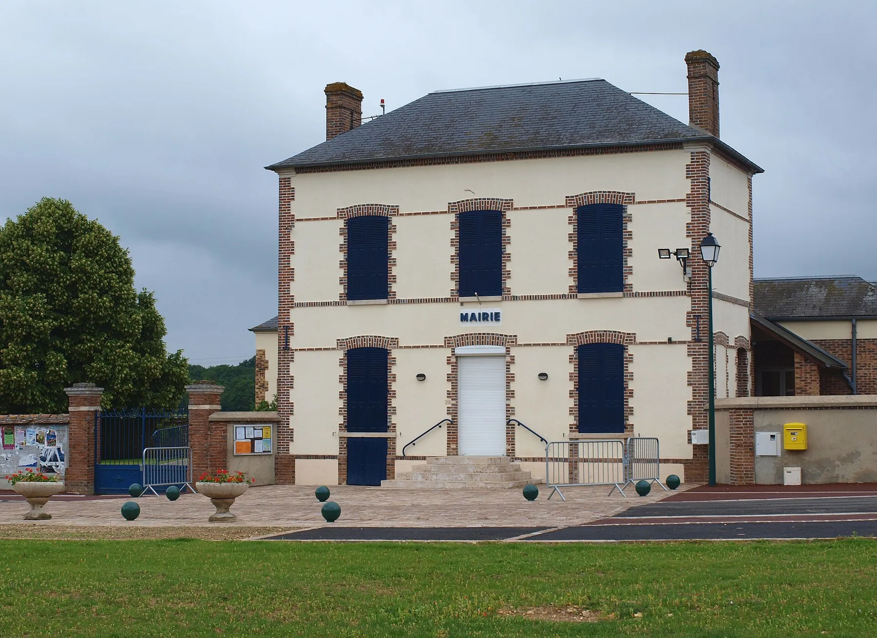 Louzouer (Loiret, France) , la mairie
