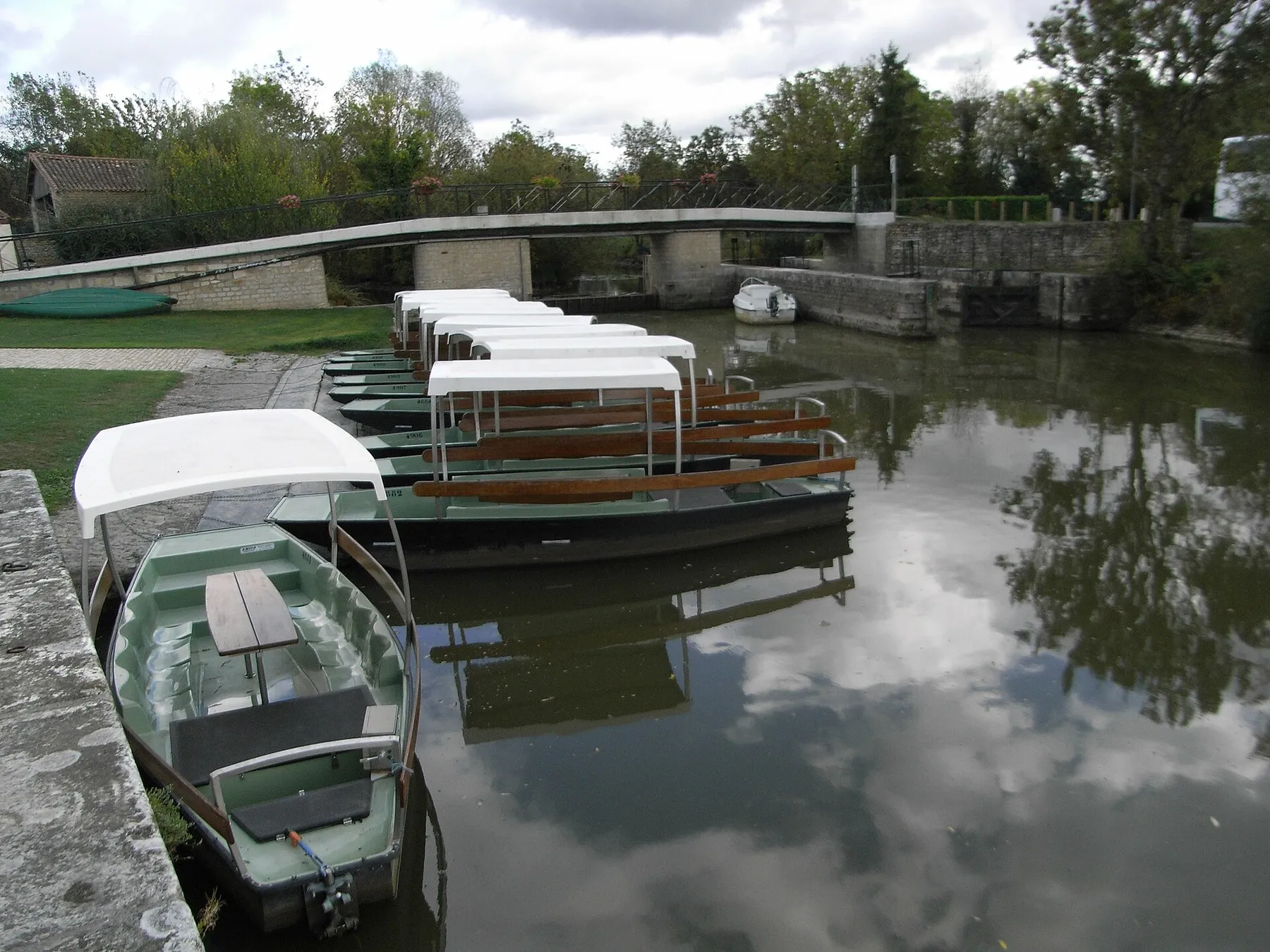 Le port et l'écluse sur la sèvre niortaise à Maillé commune de Vendée (France).
