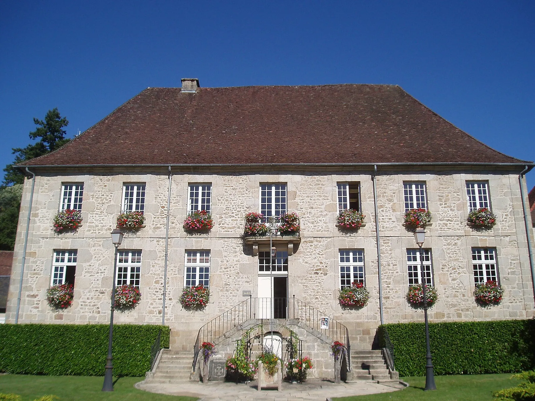 Mairie de Felletin (Creuse) sous le soleil