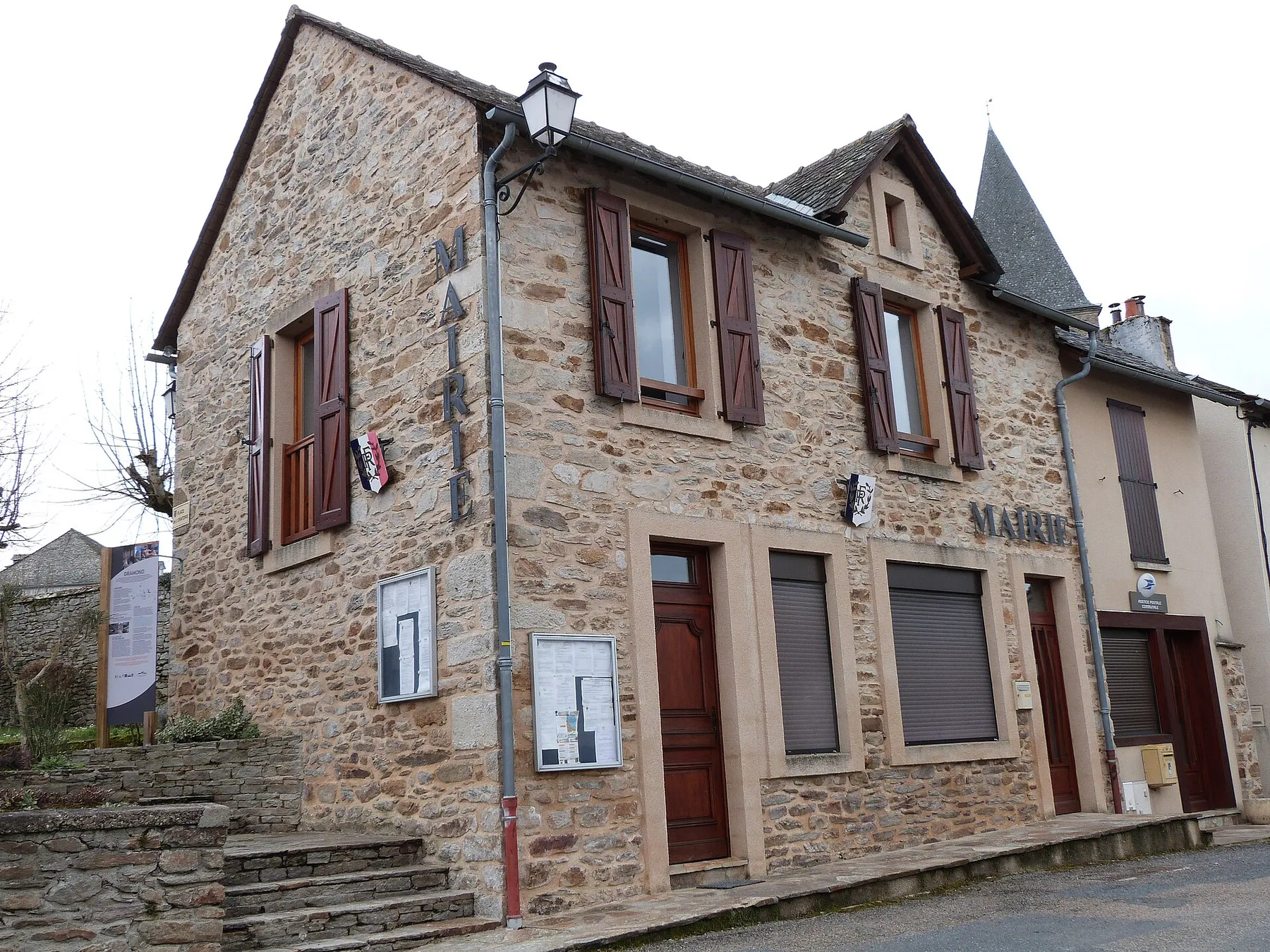 Mairie de Gramond face à la statue de Cérès