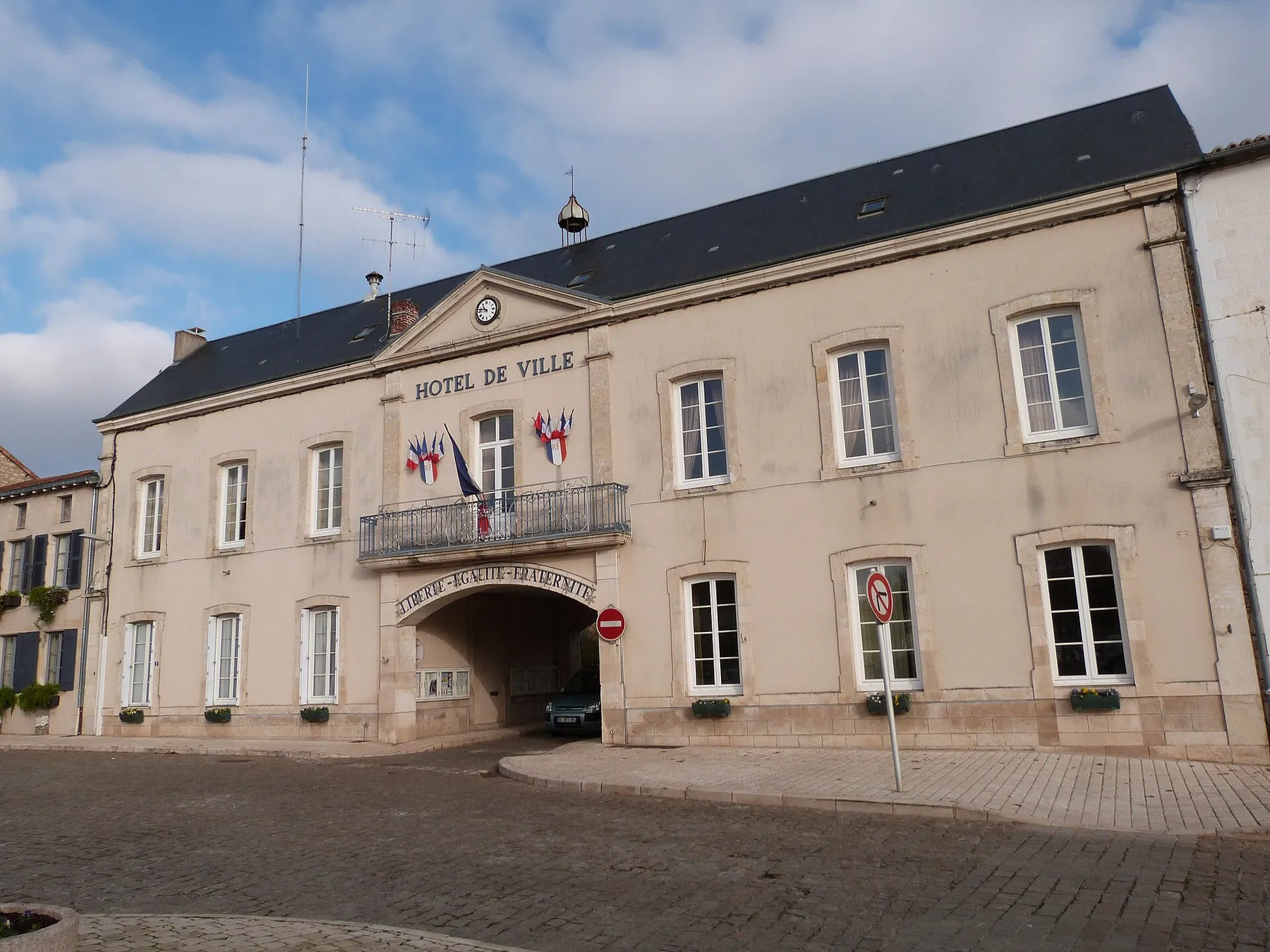 Mairie de Lussac-les-Châteaux