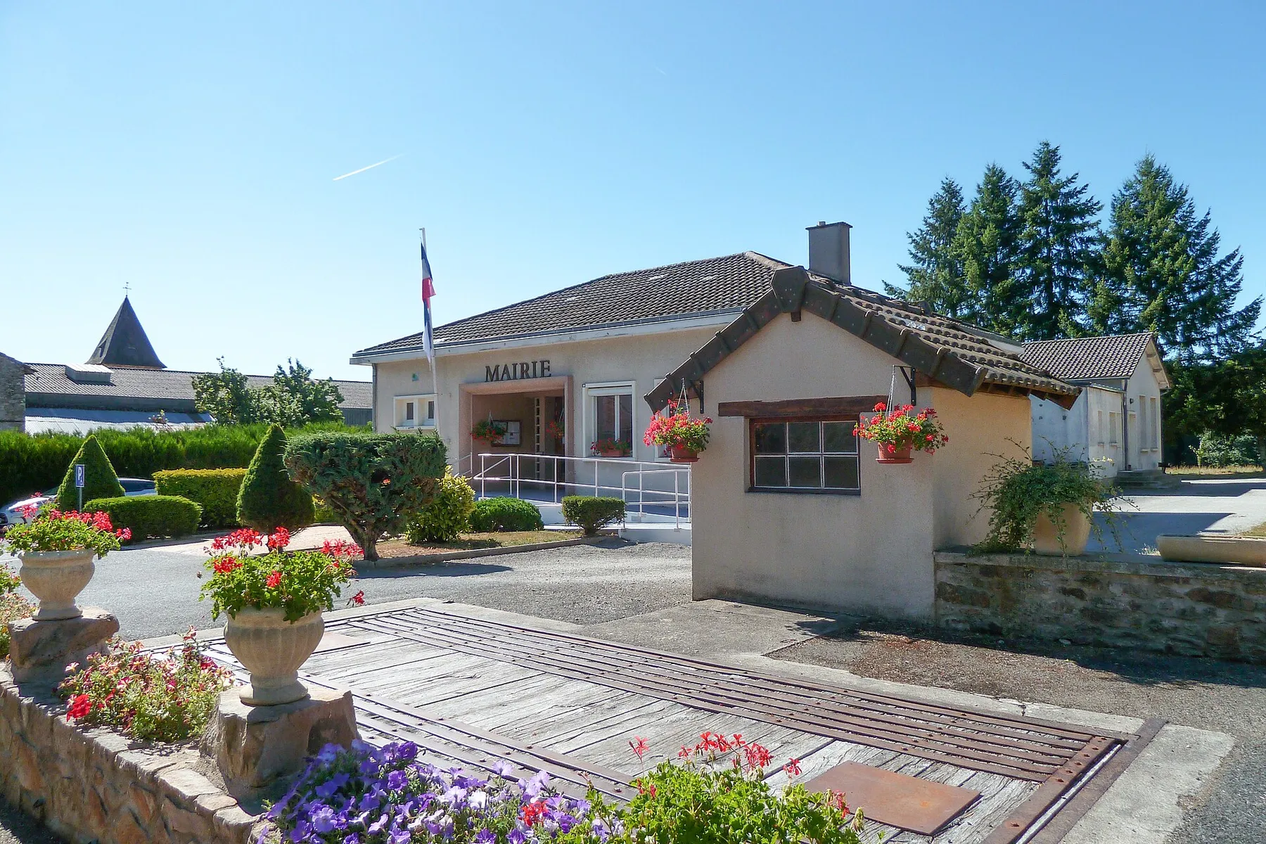 Mairie et bascule municipale l'été
