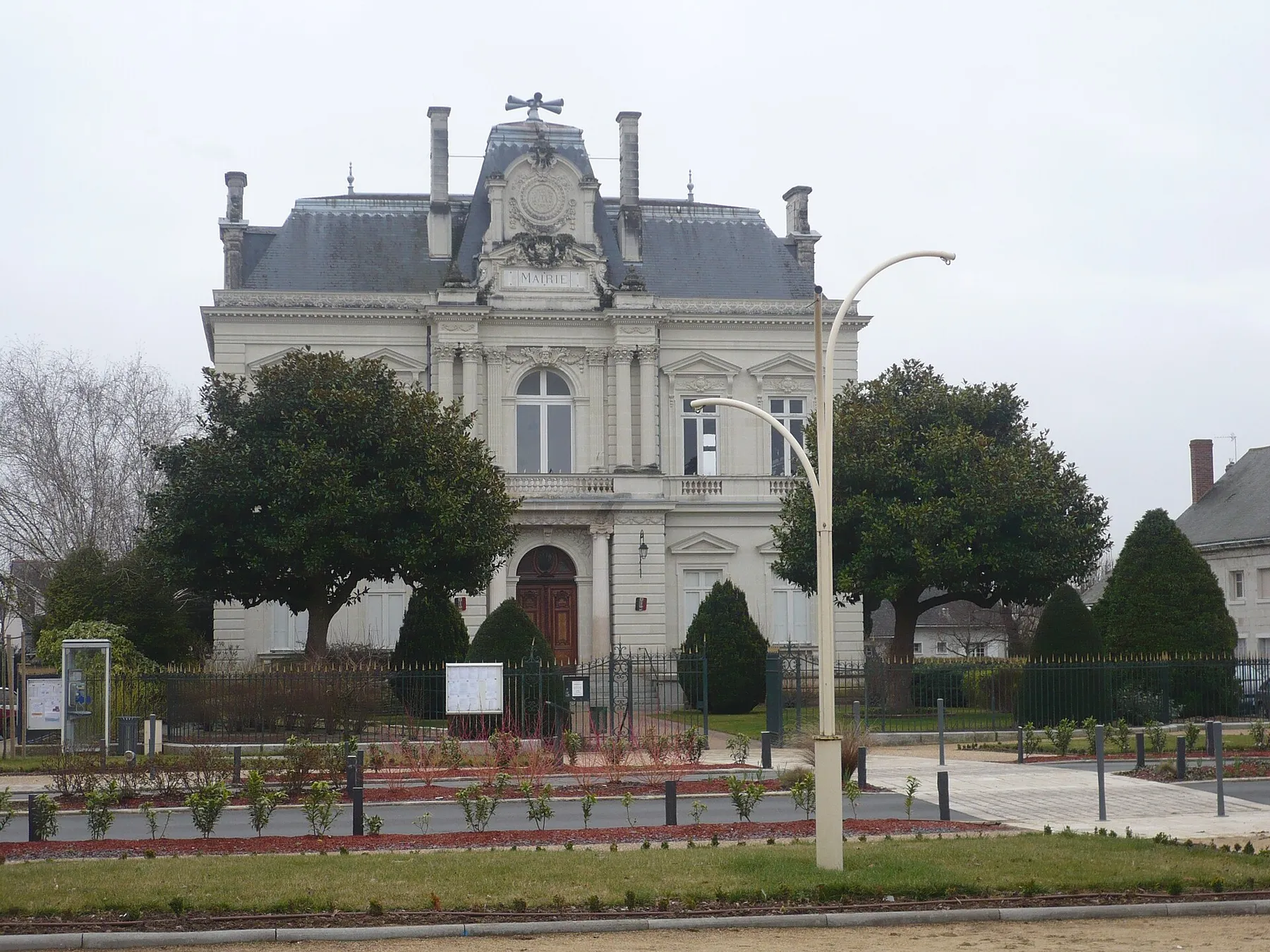 Photo de la mairie de La Ménitré (Maine-et-Loire, France), prise depuis la place.