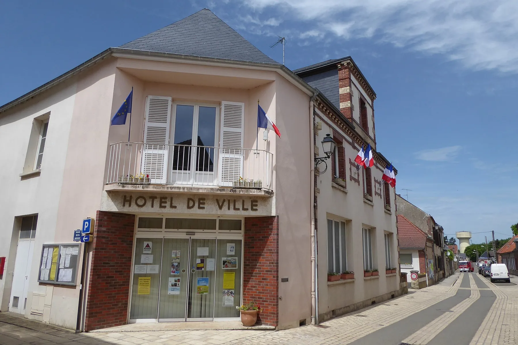 mairie, rue Roger Gommier et château d'eau, Voves, Eure-et-Loir, France.