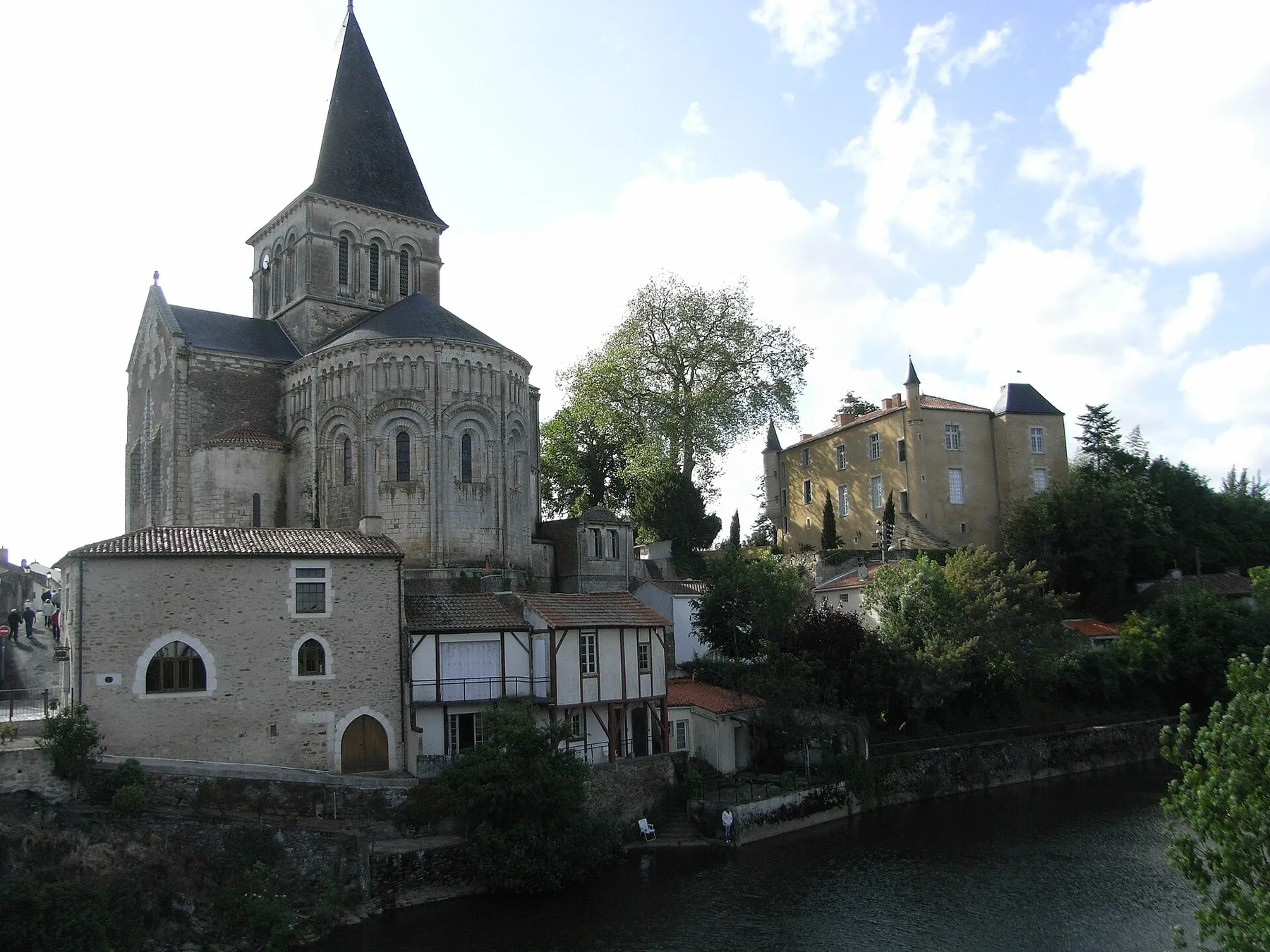 Vue de l'église et du Lay (fleuve) à Mareuil-sur-Lay-Dissais (Vendée en France)