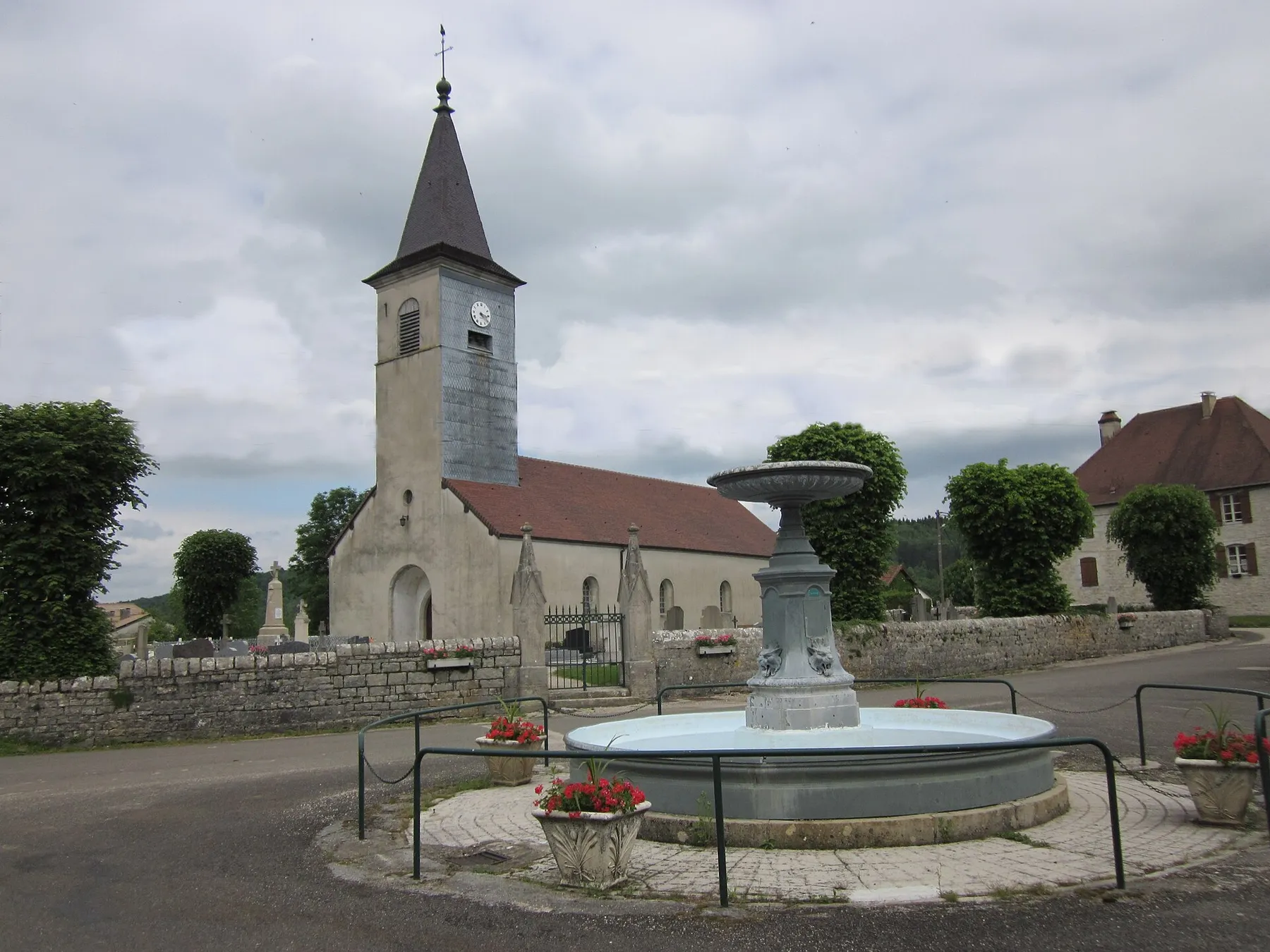 Marigny (département du Jura - France) - église et fontaine