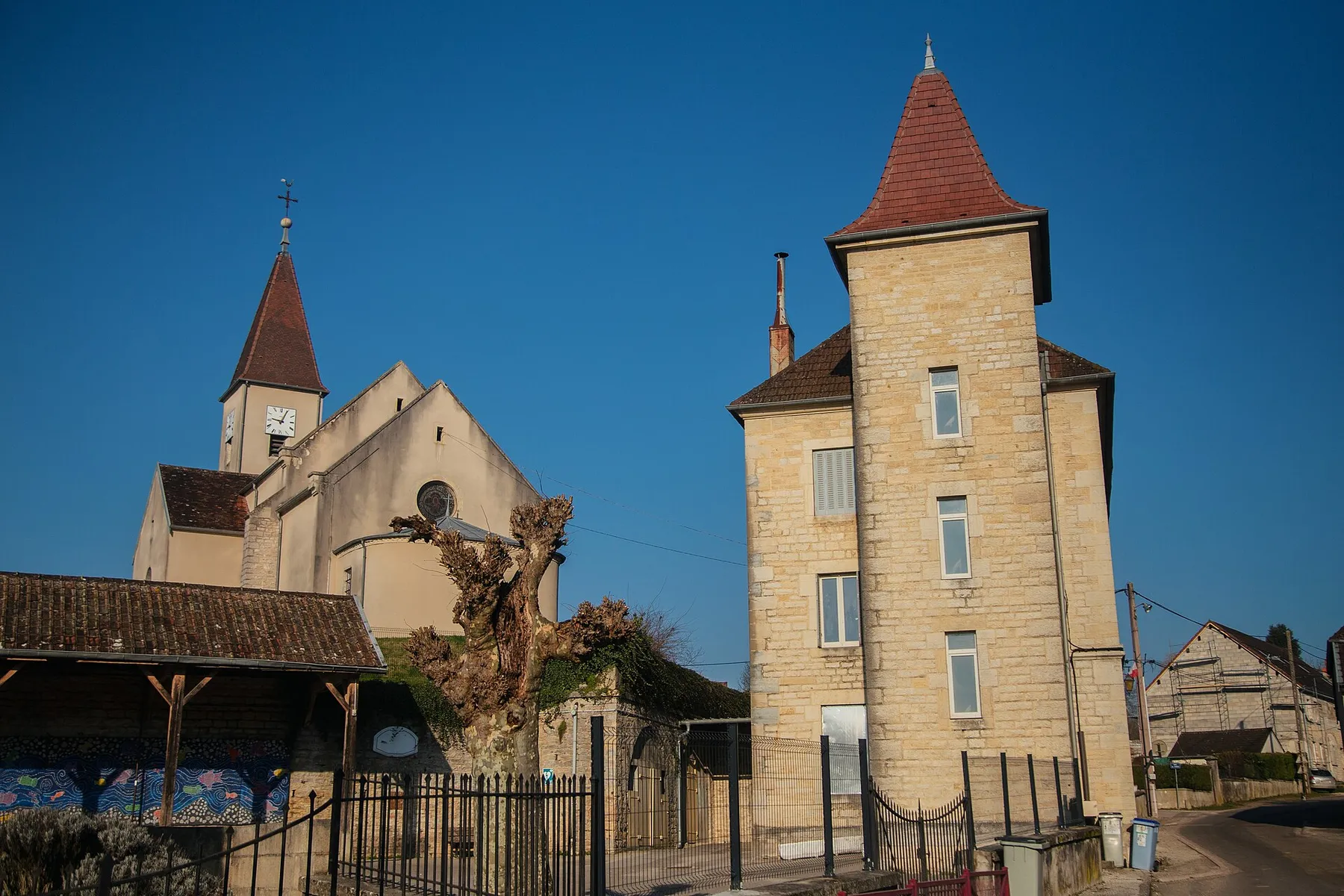 Vue sur l'église et l'ancienne mairie depuis la place du village