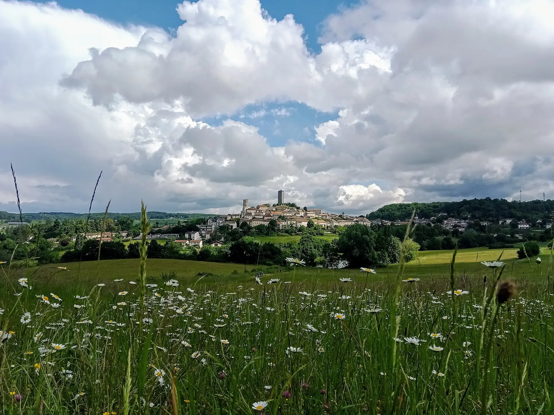 Montcuq depuis le chemin de Compostelle, Lot, France