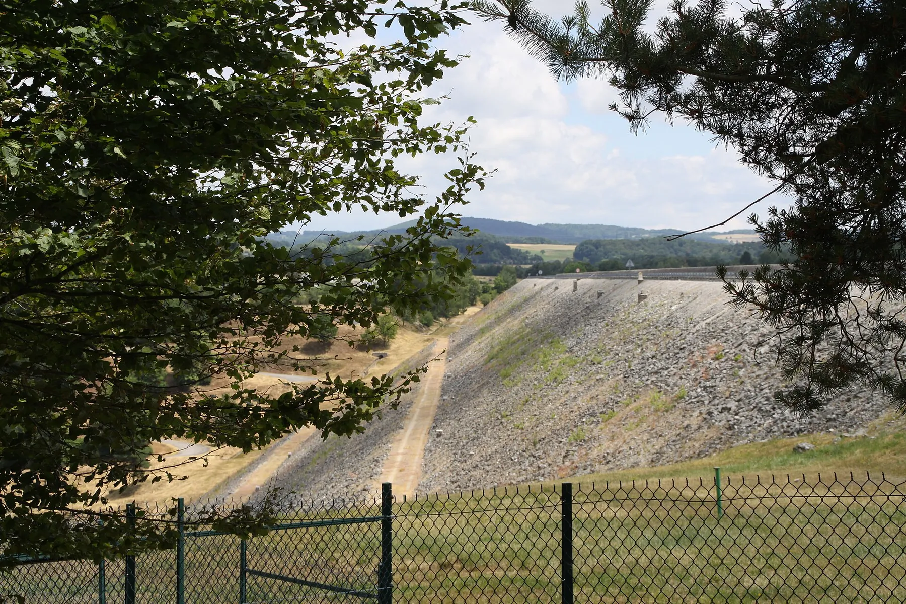 D'Staumauer vu Monnès no ënne gesinn