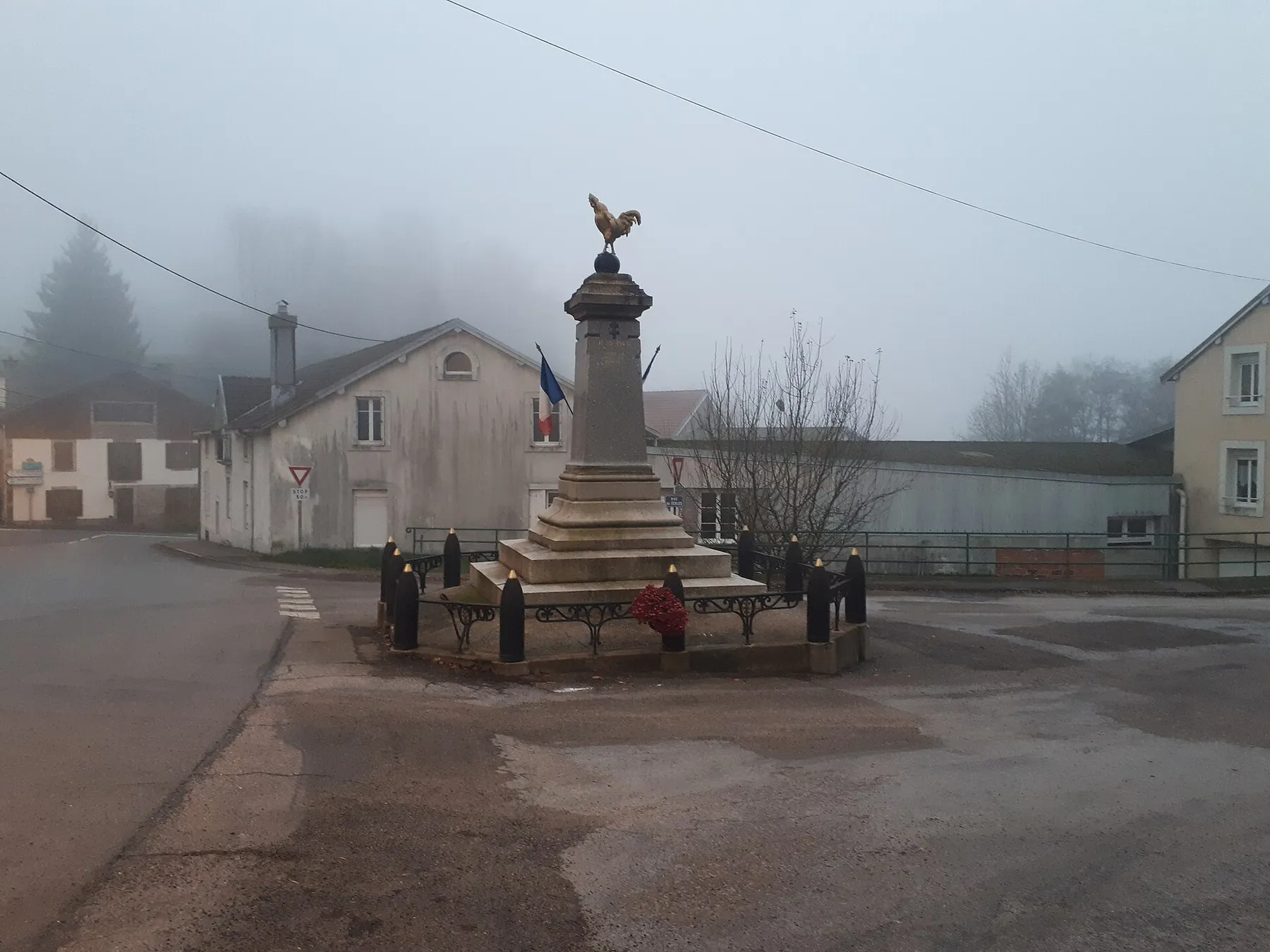 Monument aux morts des Granges-de-Plombières et carrefour de l'Ermitage