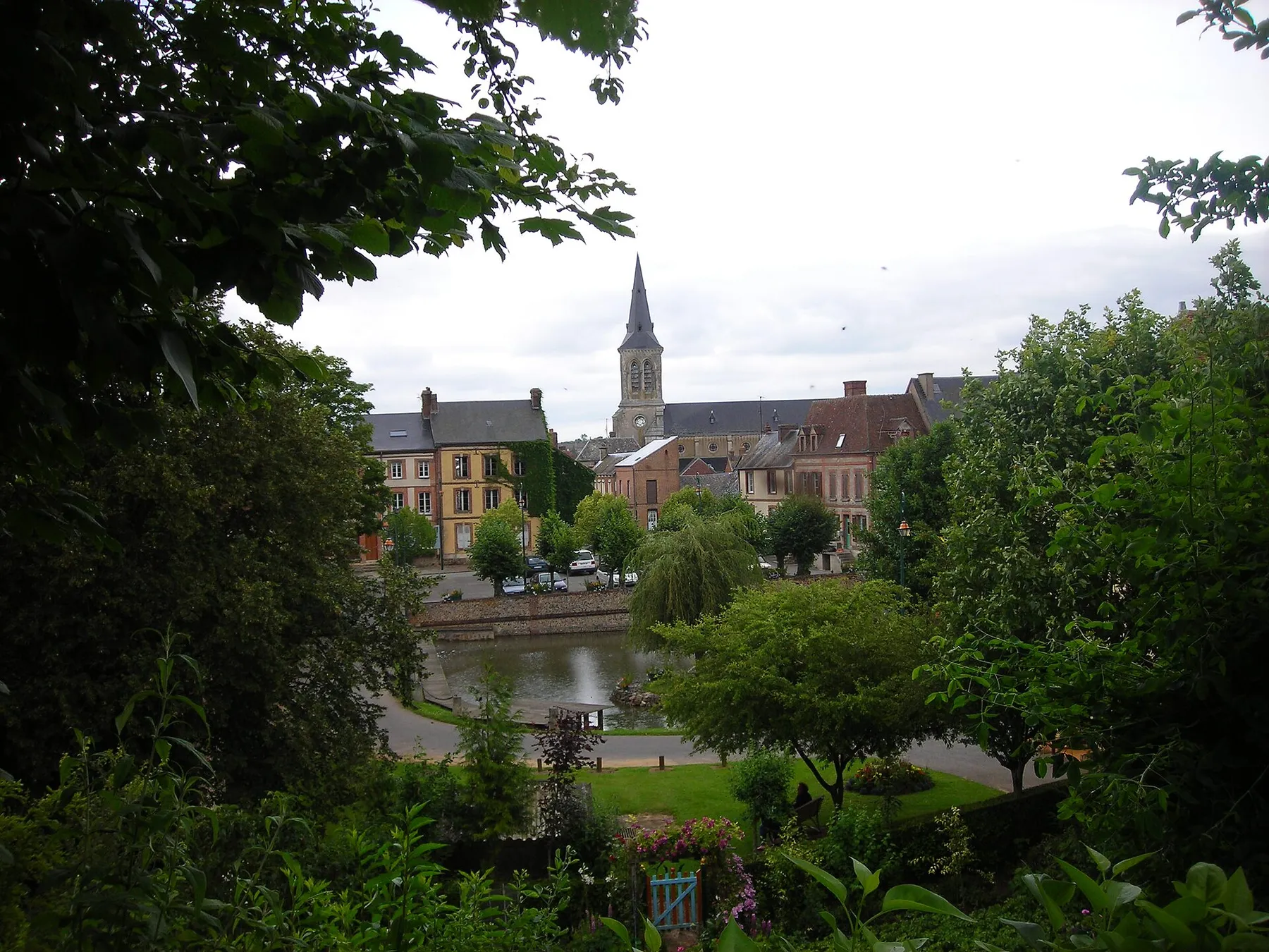 Vue du centre de Moulins-la-Marche depuis la Motte féodale (Orne, France).