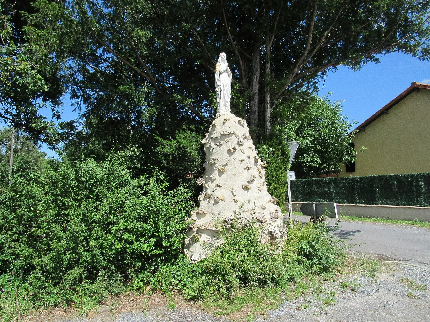 Statue de Notre-Dame de Lourdes en bordure de la RN147.