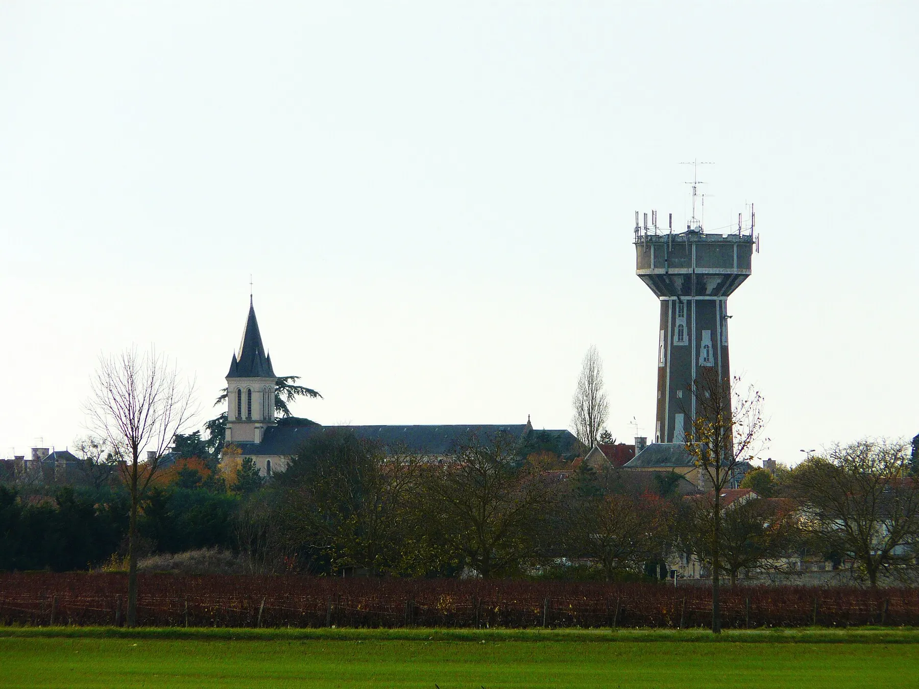 L'église Notre-Dame et le château d'eau, Neuville-de-Poitou, Vienne, France