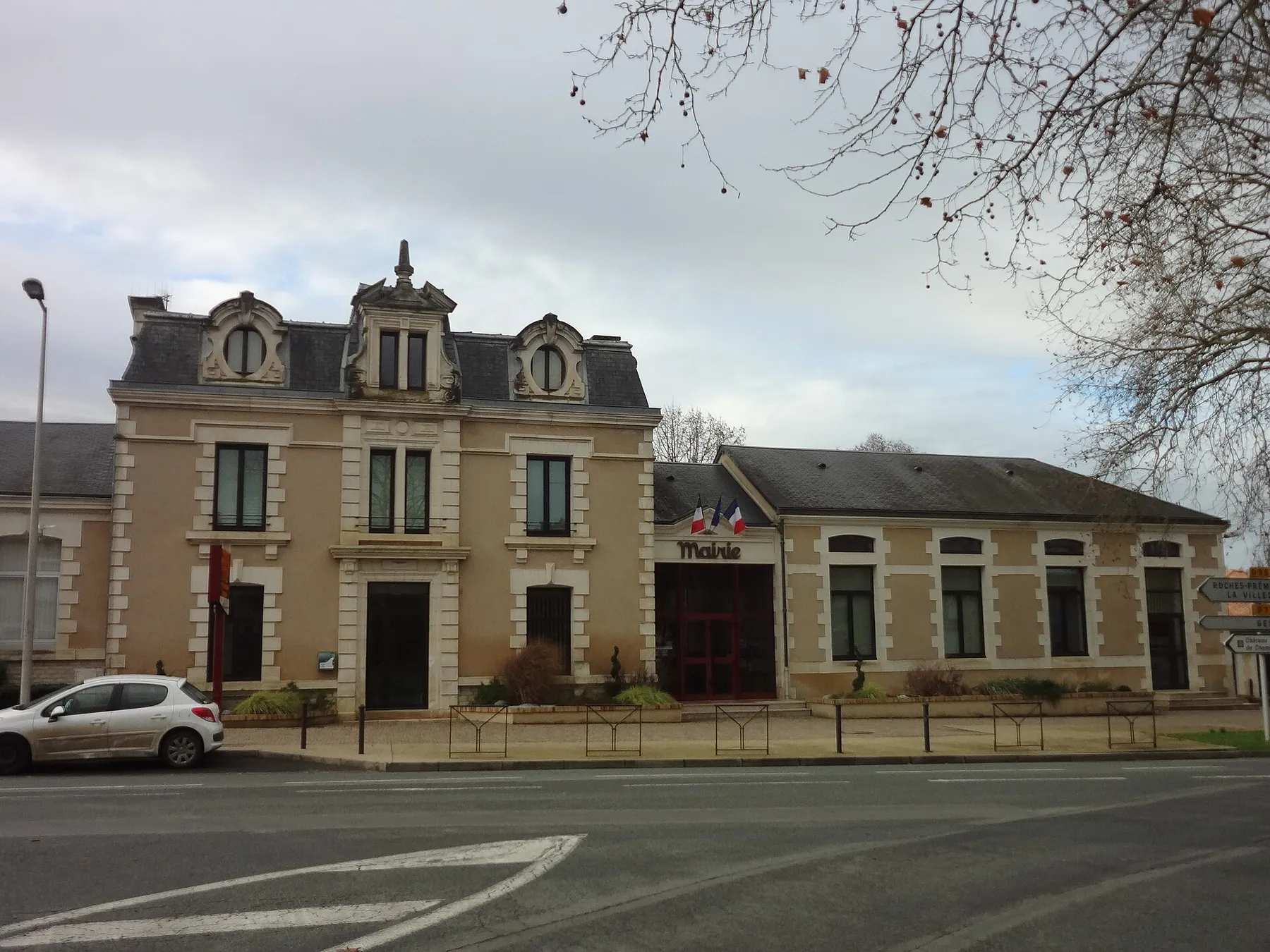 Bâtiment de la mairie, avec corps central et deux ailes