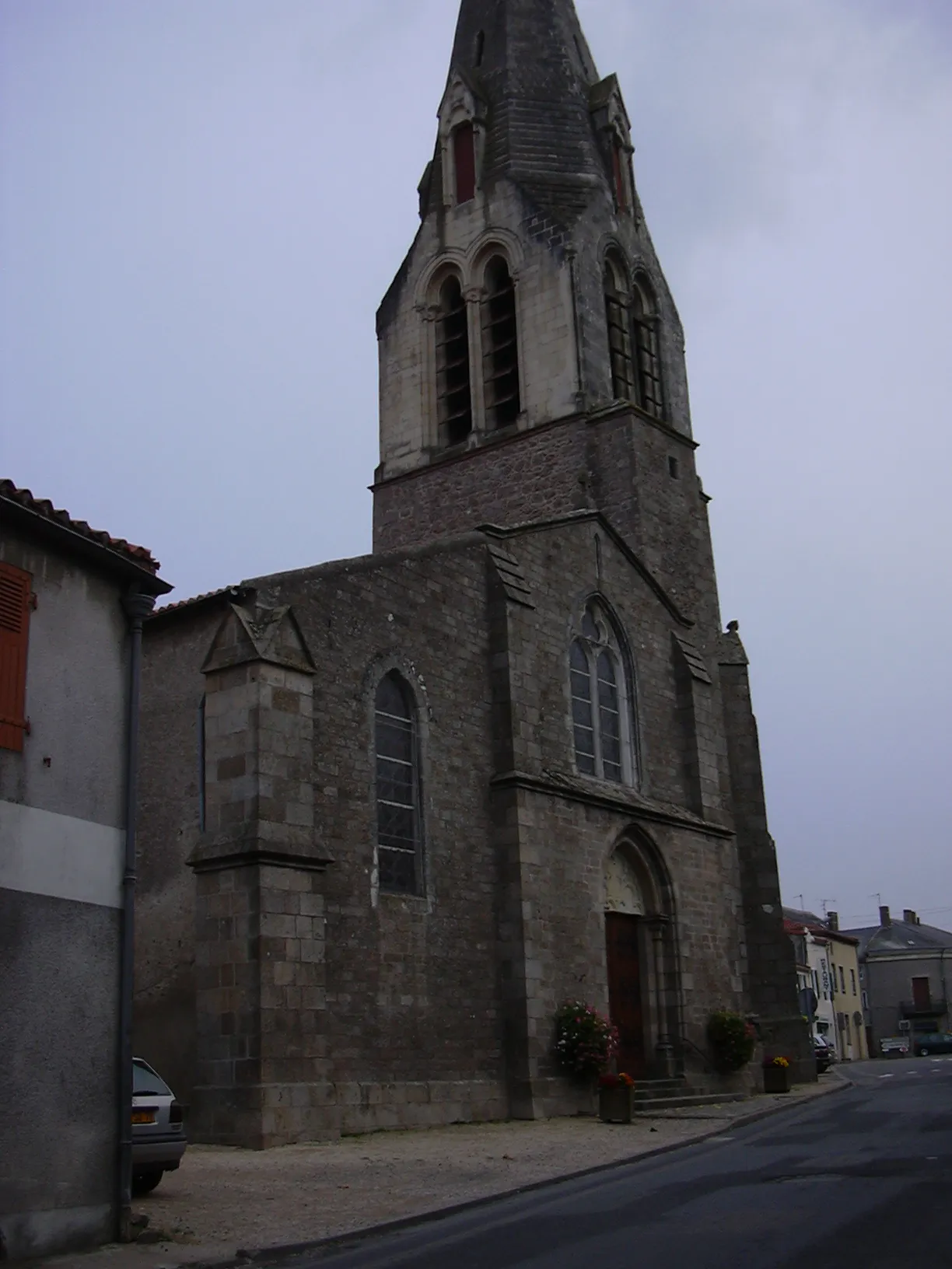 Eglise St Hilaire de Nueil les Aubiers (Deux-Sèvres - 79) monument