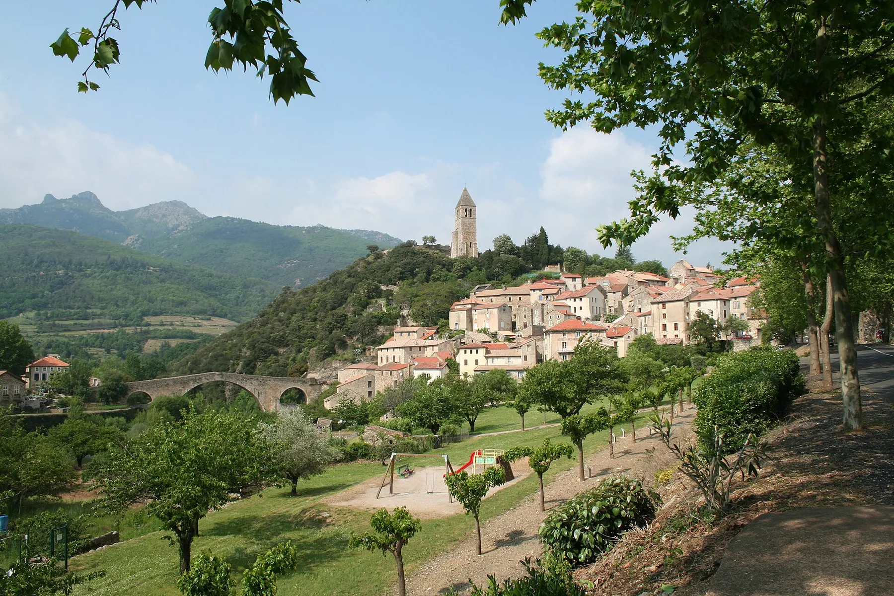 Olargues (Hérault) - vue générale. Le pont vieux et la tour.