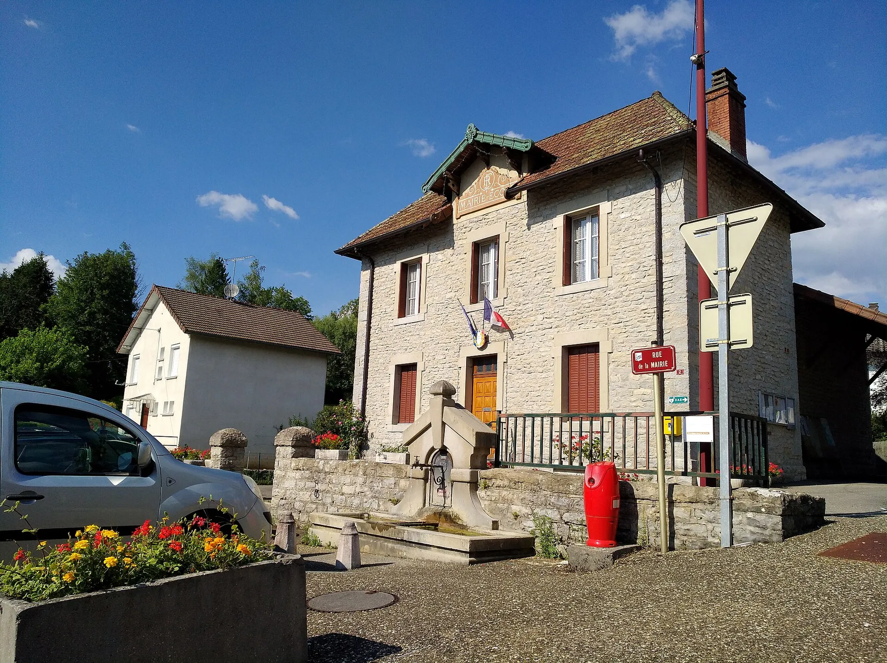 Mairie-école de Patornay (Jura, France) en juillet 2018.