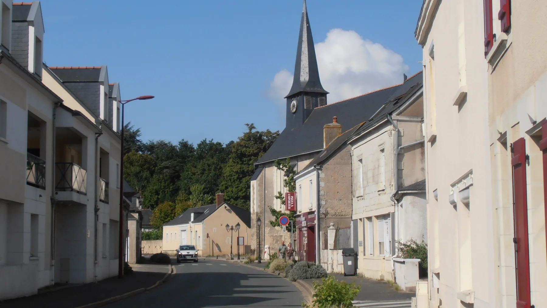 Centre et église de Pellouailles-les-Vignes (Maine-et-Loire, France).