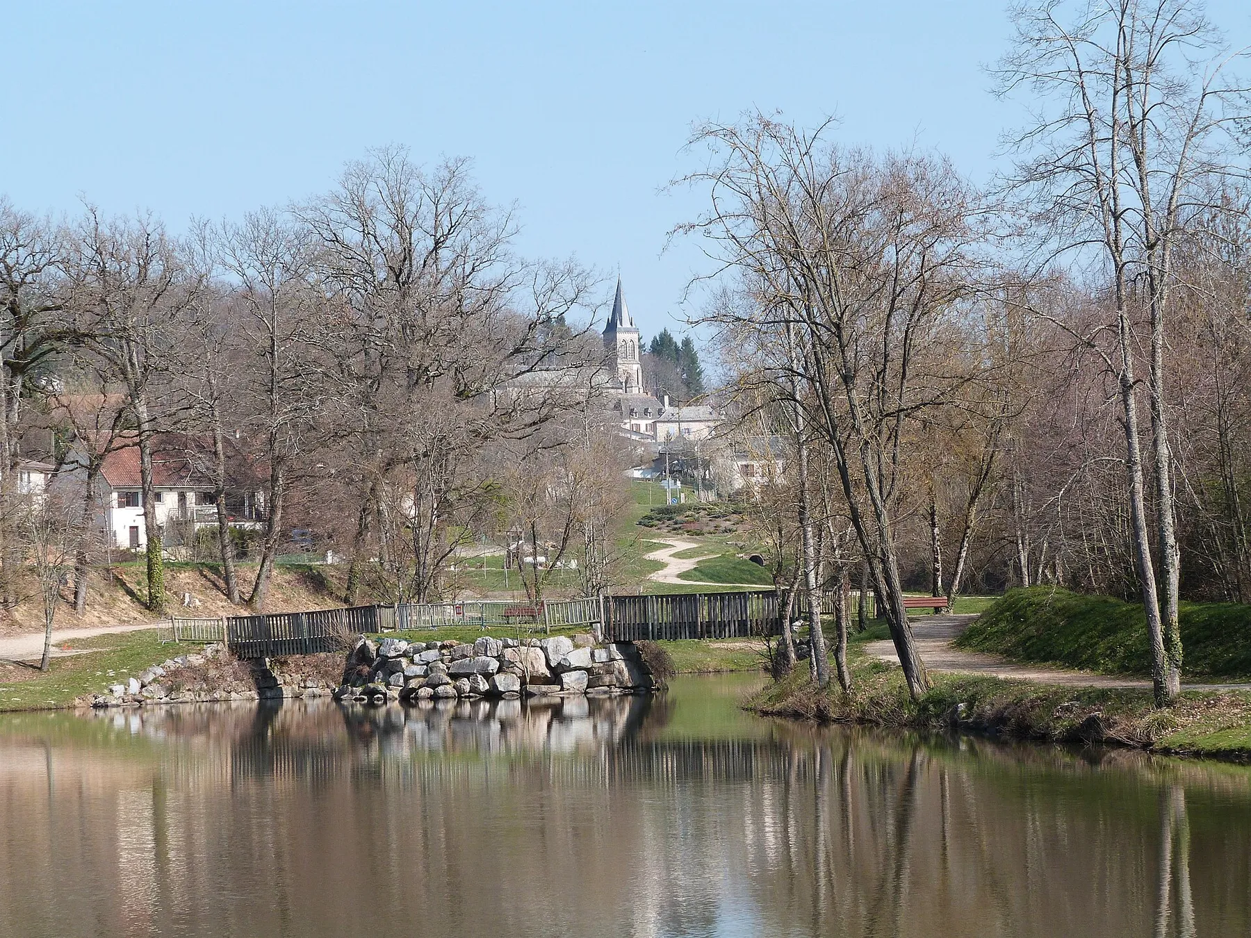 Vue de la Fouillade depuis le lac de Soubayre