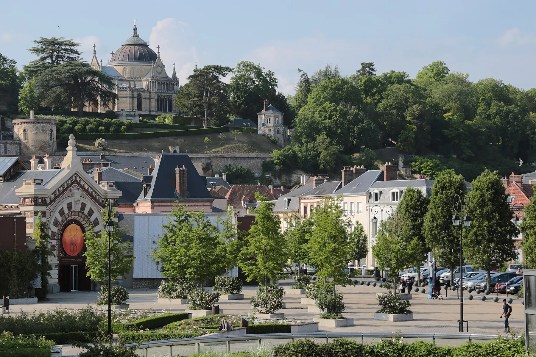 Vue de la place Mésirard et de la Chapelle Royale de Dreux