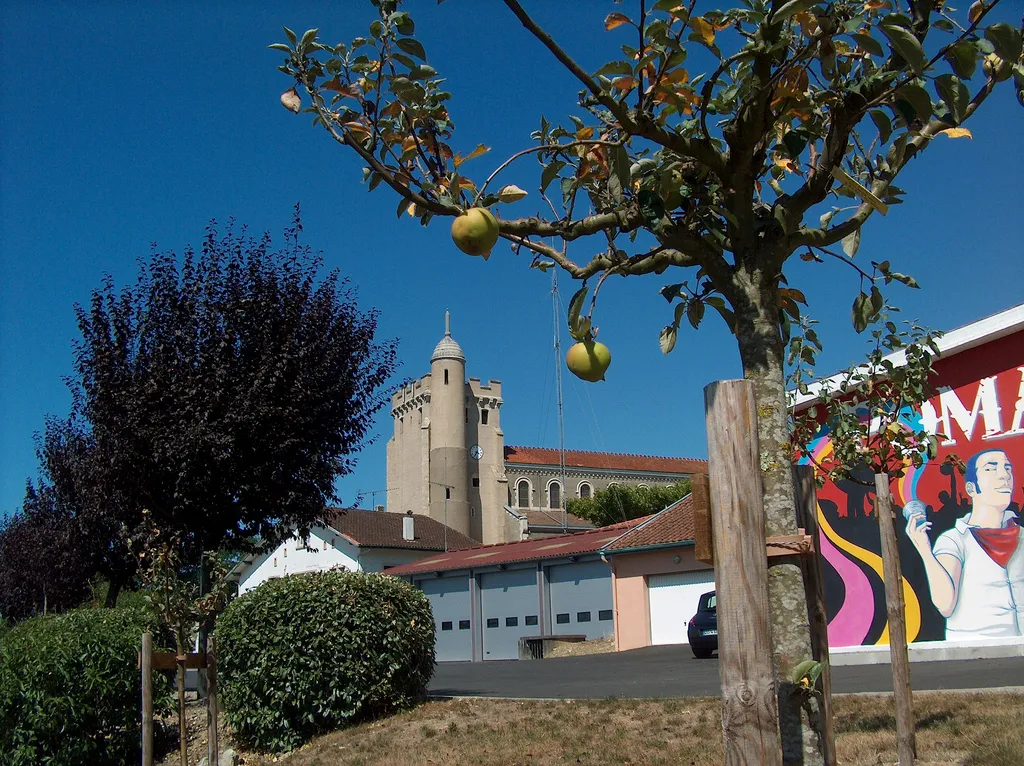 Pomarez; caserne des pompiers, tour et église.