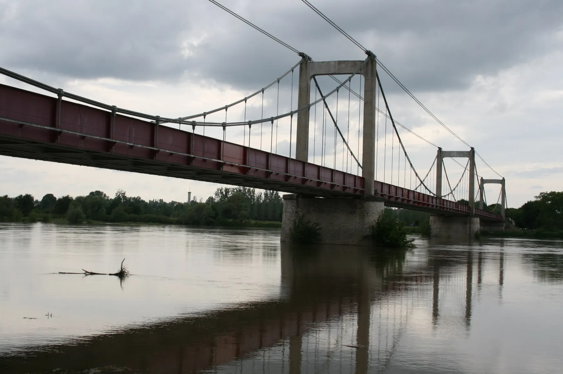 Pont de Bonny-sur-Loire (Loiret - France) - pont suspendu franchissant la Loire