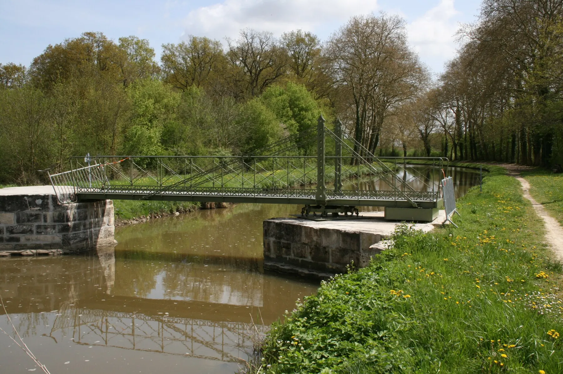 Canal d’Orléans. Pont tournant de Chevillon-sur-Huillard, Loiret, Centre, France