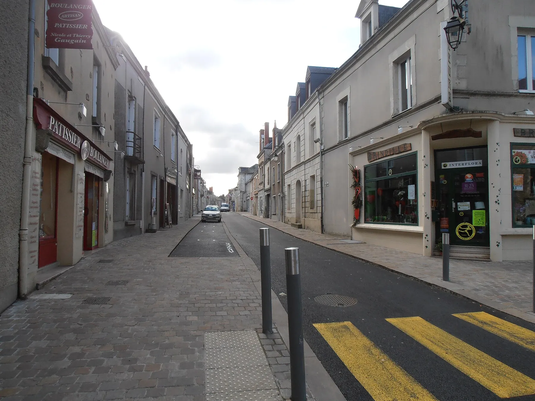 Une rue de Précigné attenante à la place St Pierre.