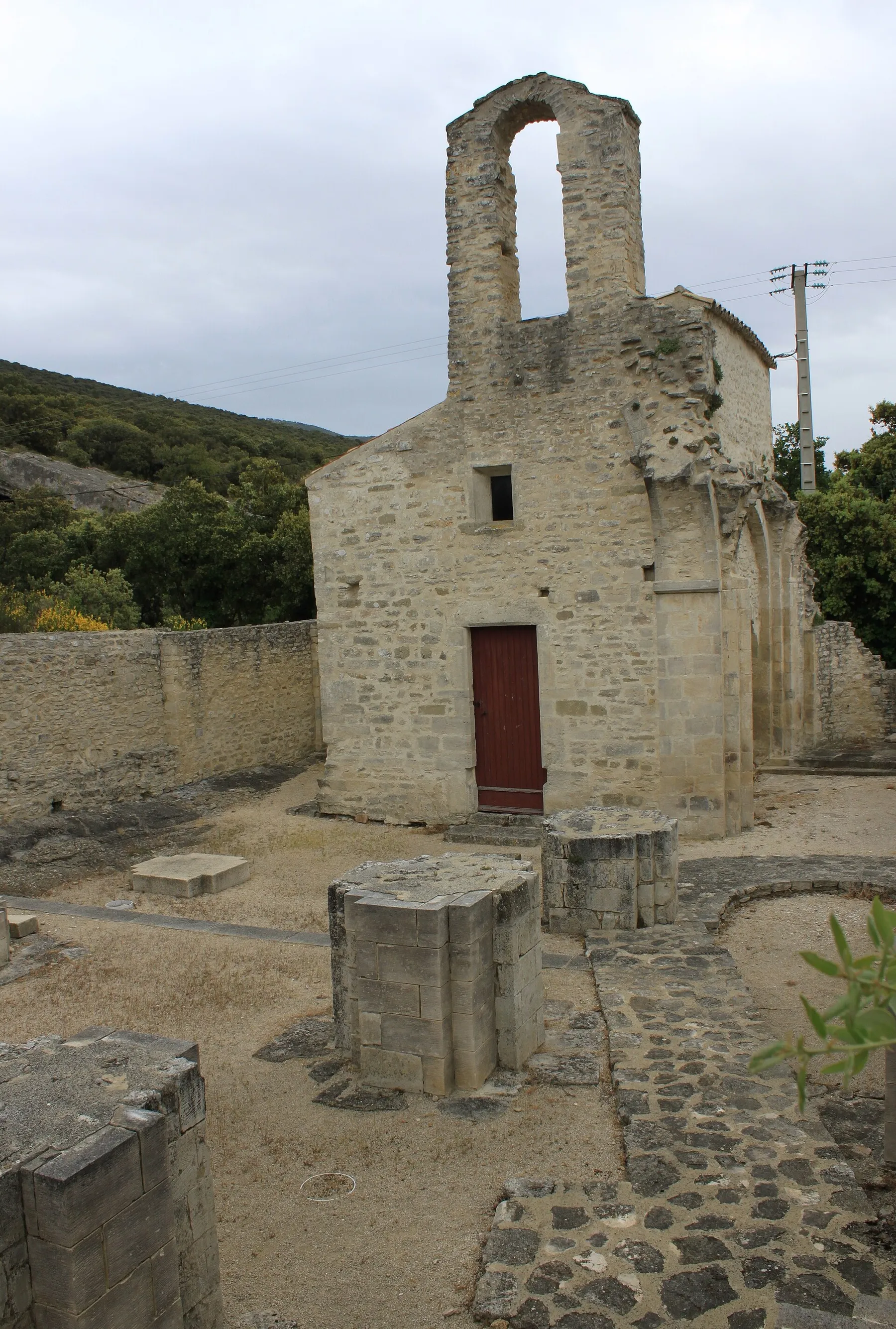 Ruines du prieuré clunisien de Montbrison-sur-Lez (26, France)