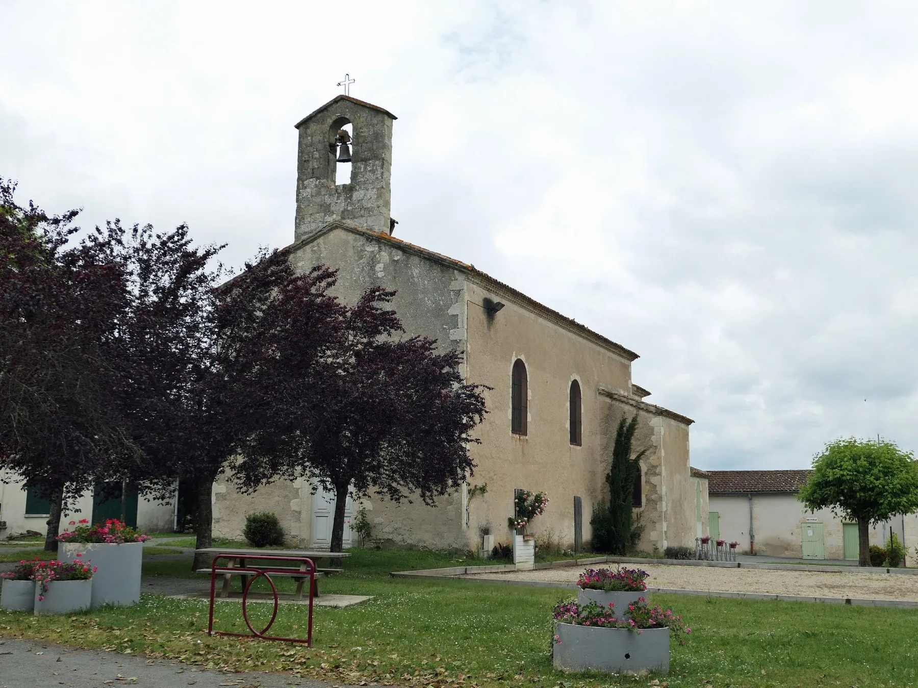 Eglise romane rectangulaire surmontée d'un clocheton en pierre