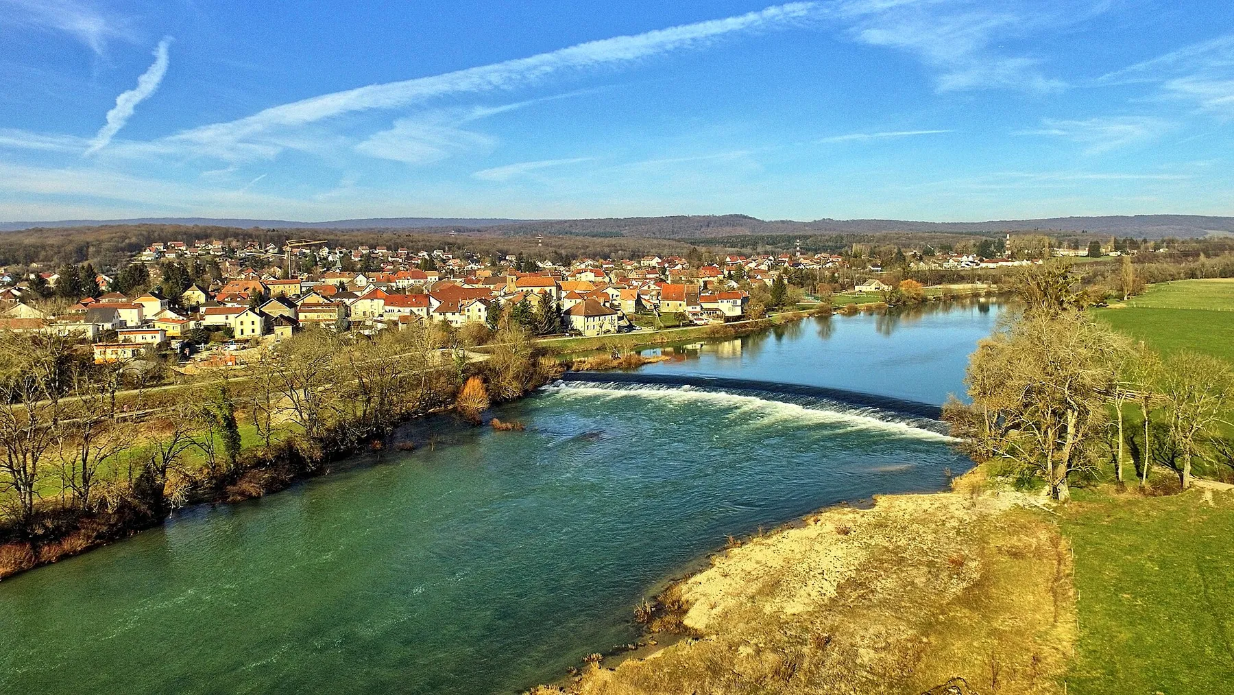 Le village et le barrage sur le Doubs