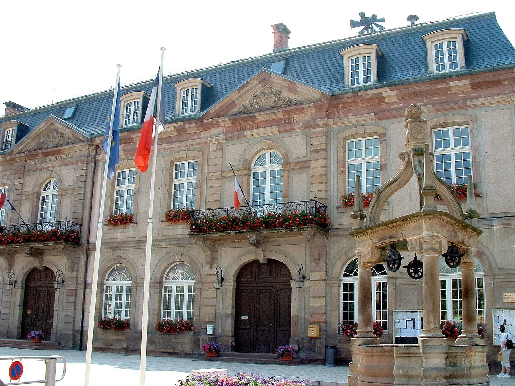 Rosheim - Hôtel de ville et puits