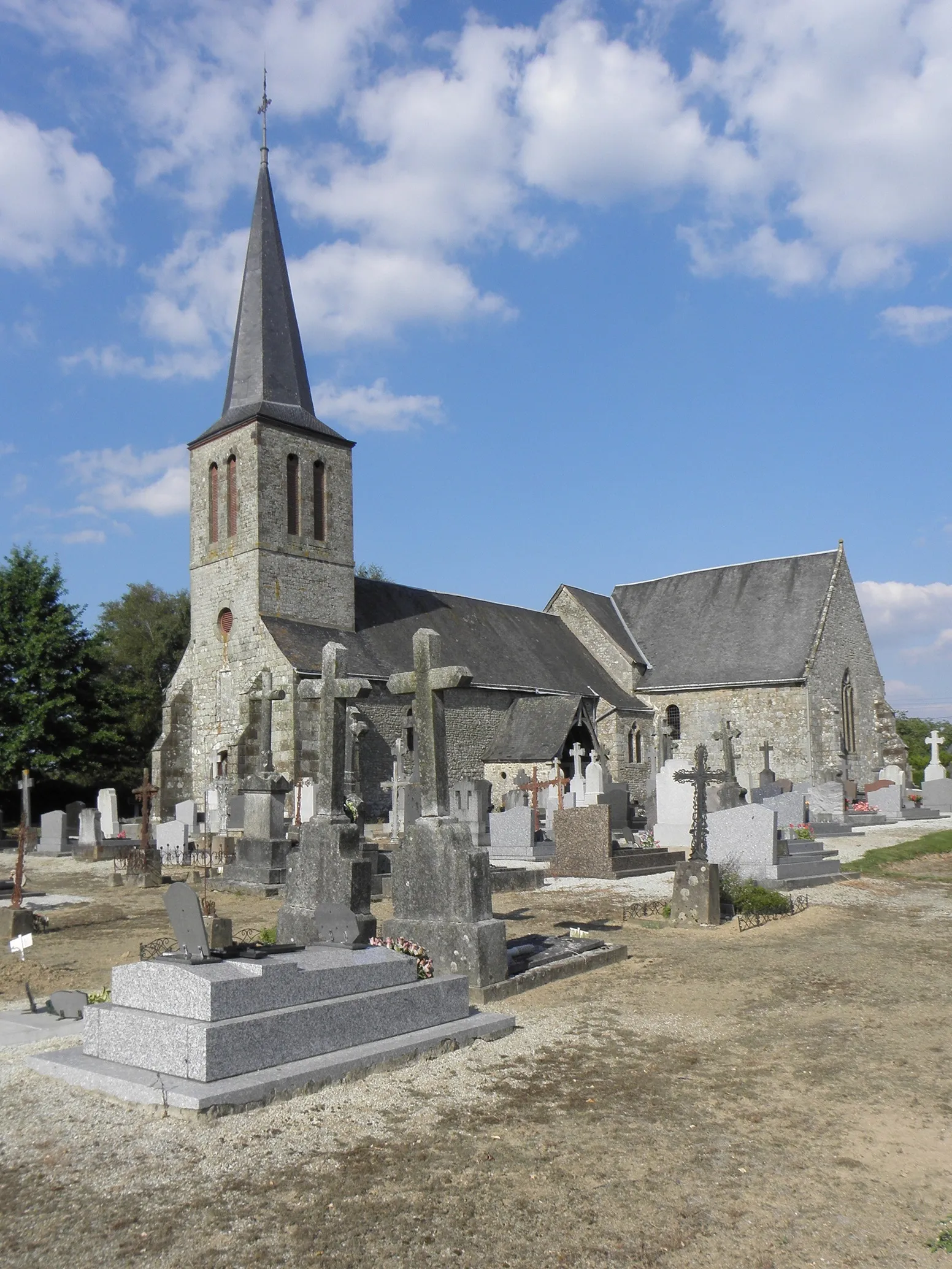 Façade occidentale et flanc sud de l'église de Saint-Berthevin-la-Tannière (53).
