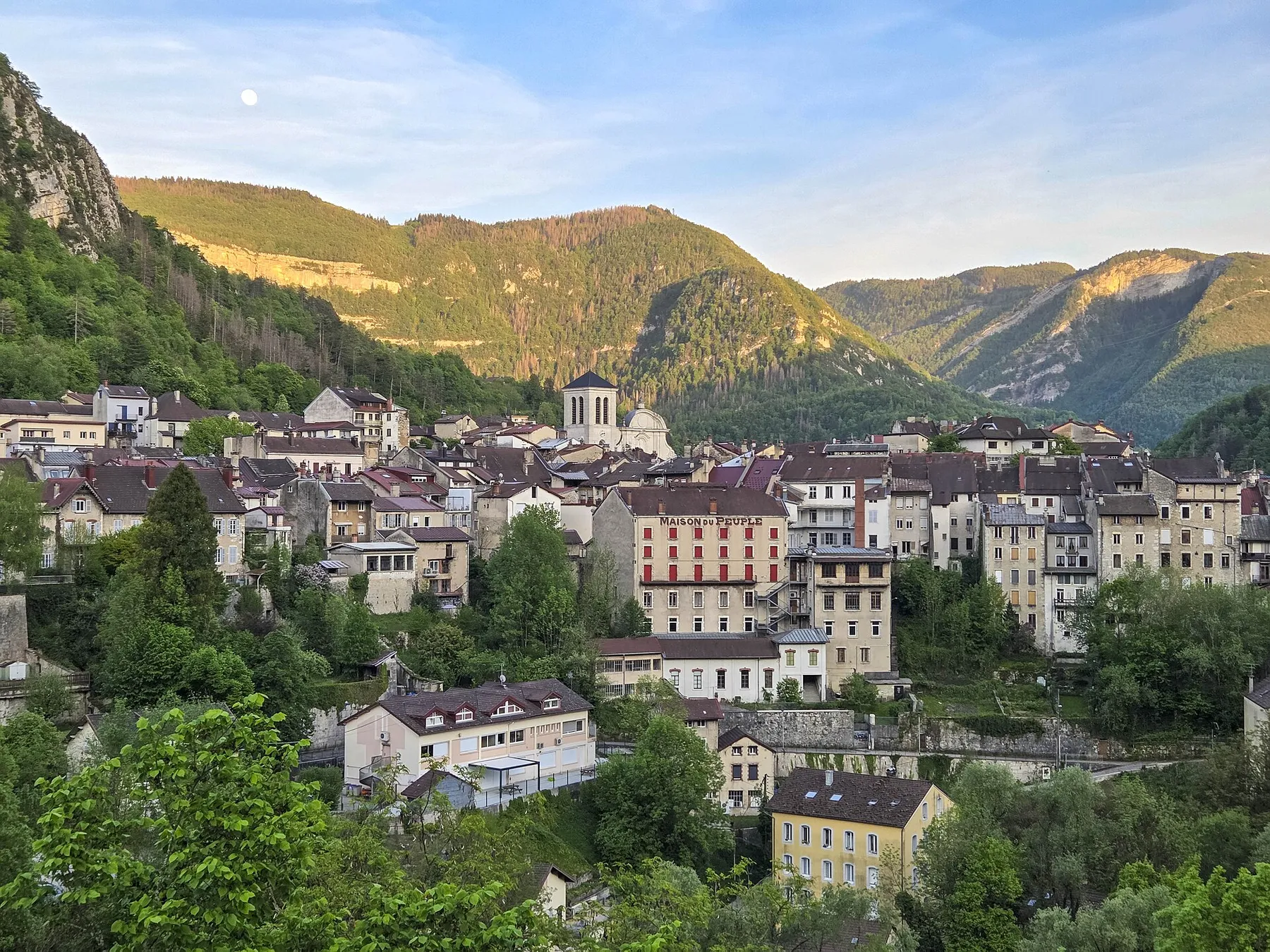 Vue générale sur la ville de Saint-Claude, ville française du département du Jura.