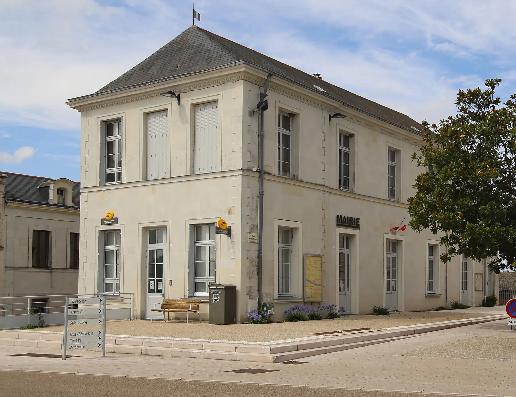 Town hall of Saint-Clément-des-Levées.