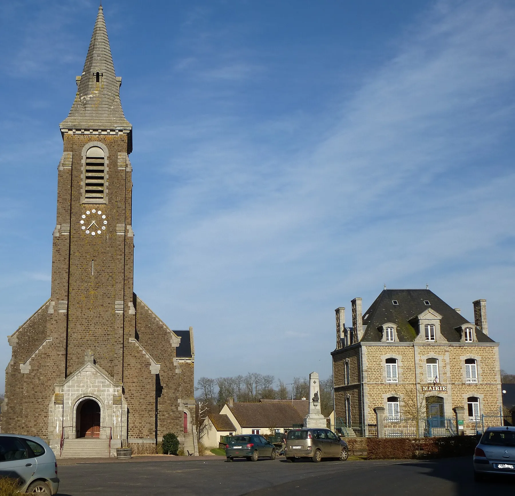 L'église et la mairie de Saint-Fraimbault