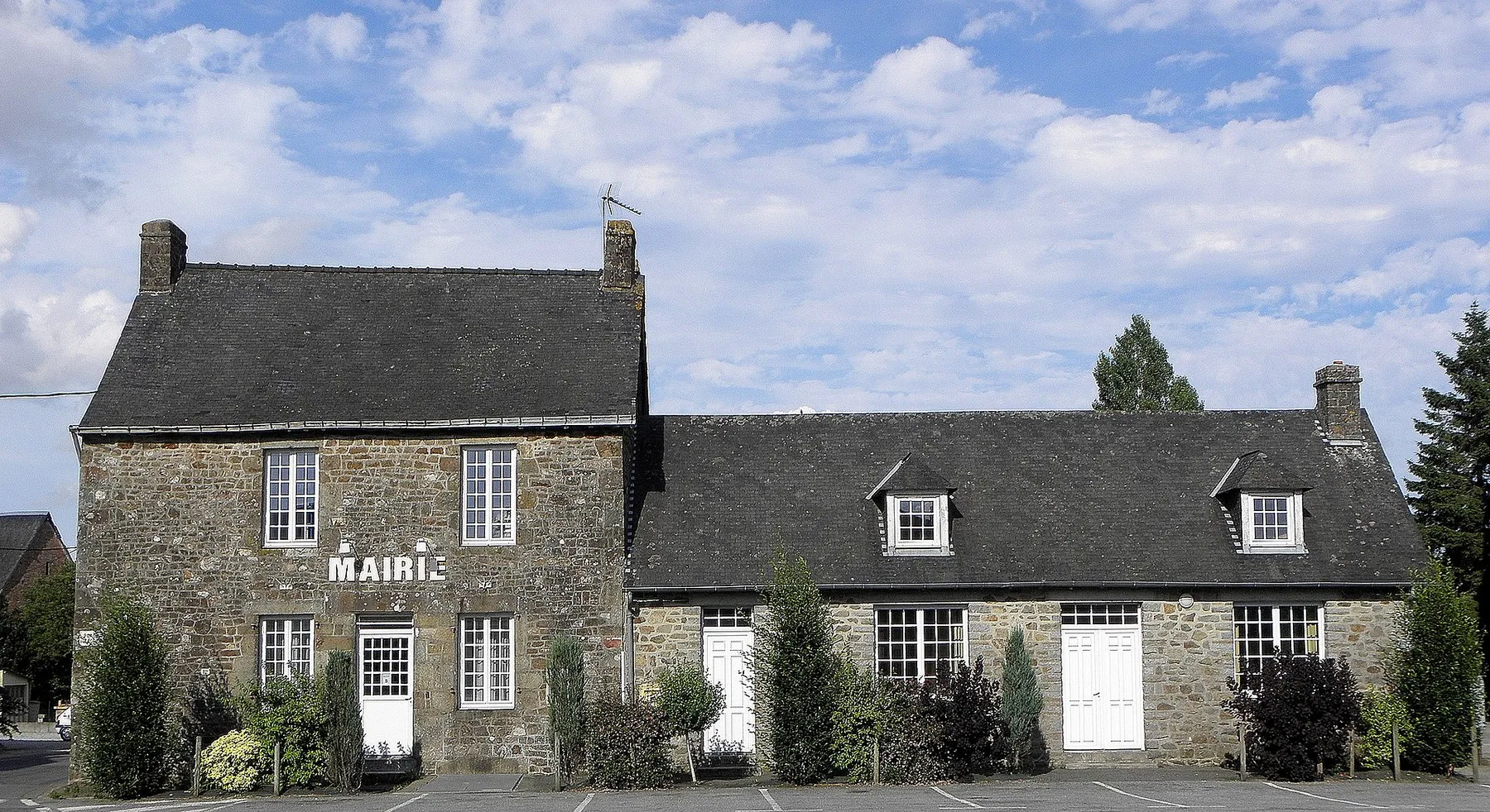 Mairie de Saint-Georges-Buttavent (53).